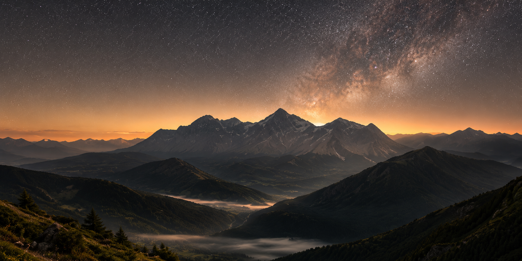 Berglandschaft bei Sonnenuntergang mit Sternenhimmel und Milchstraße am Himmel, grüne Täler und bewaldete Hügel im Vordergrund, hohe Berge im Hintergrund.
