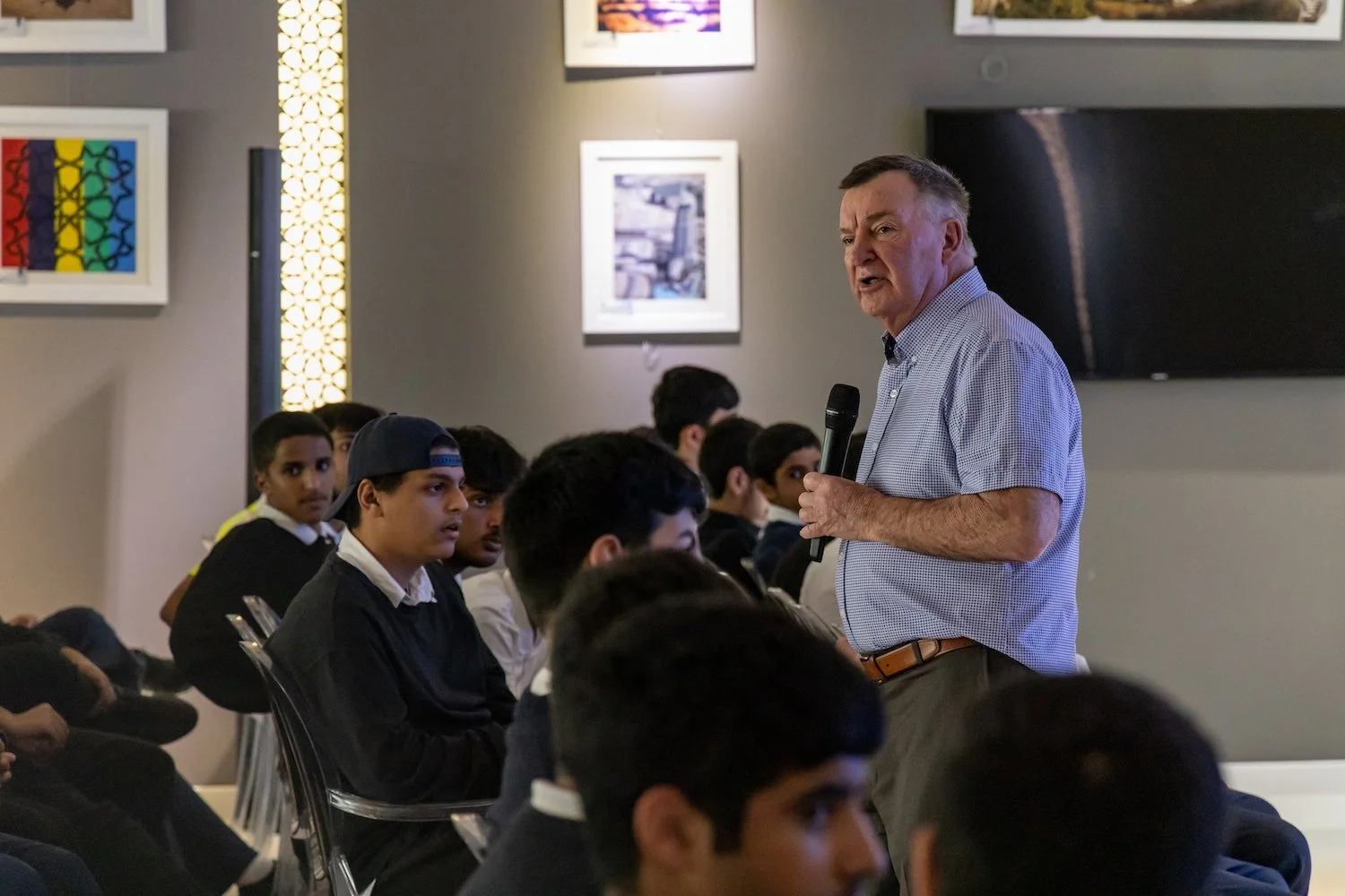 Bobby Kipper speaking to a student audience.