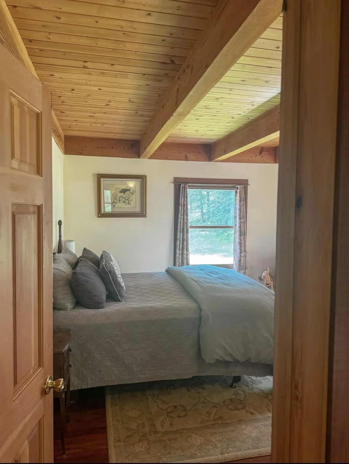 Queen bed private room