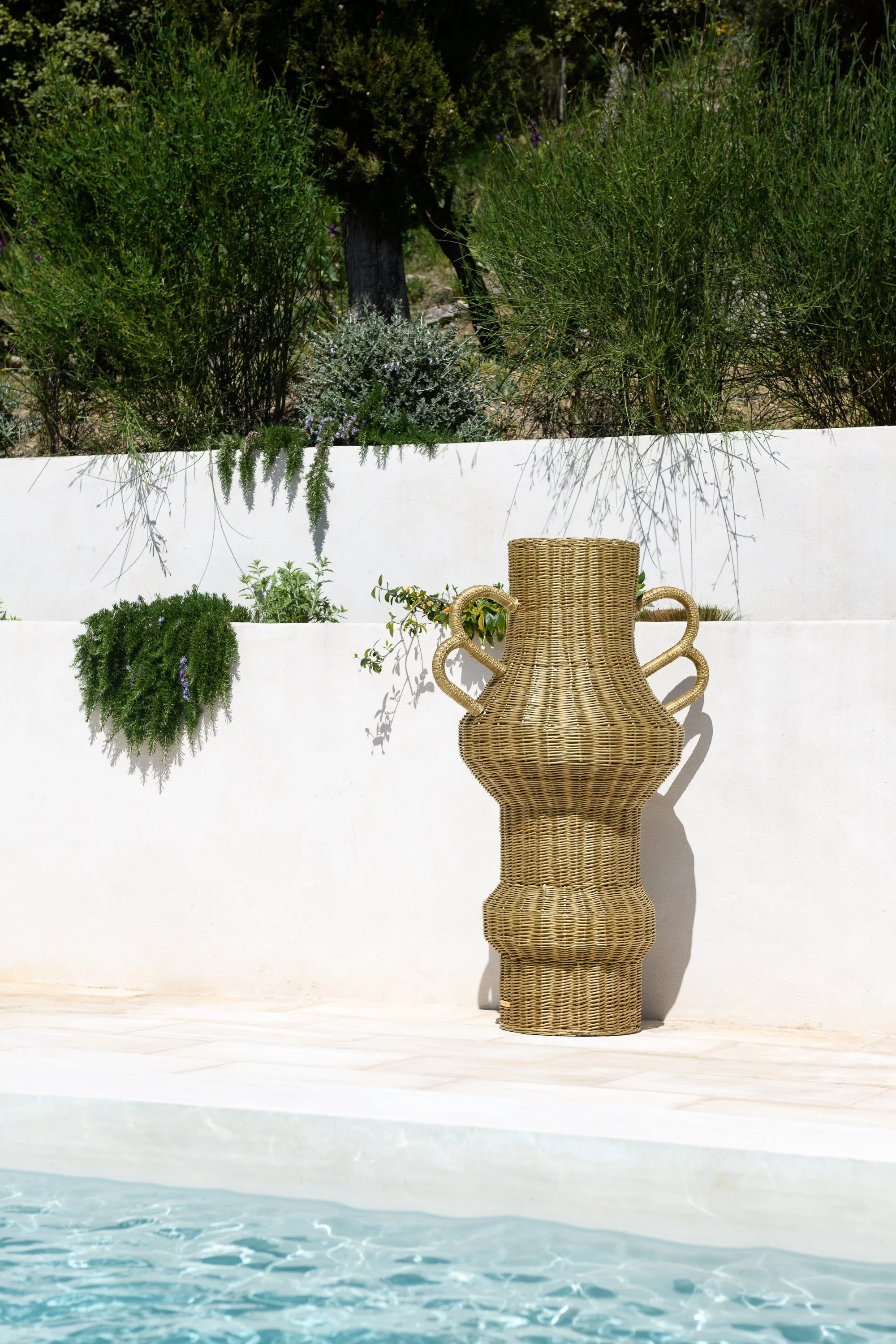 Sculpture totem "Jeannette" en osier tressé, design Margaux Keller