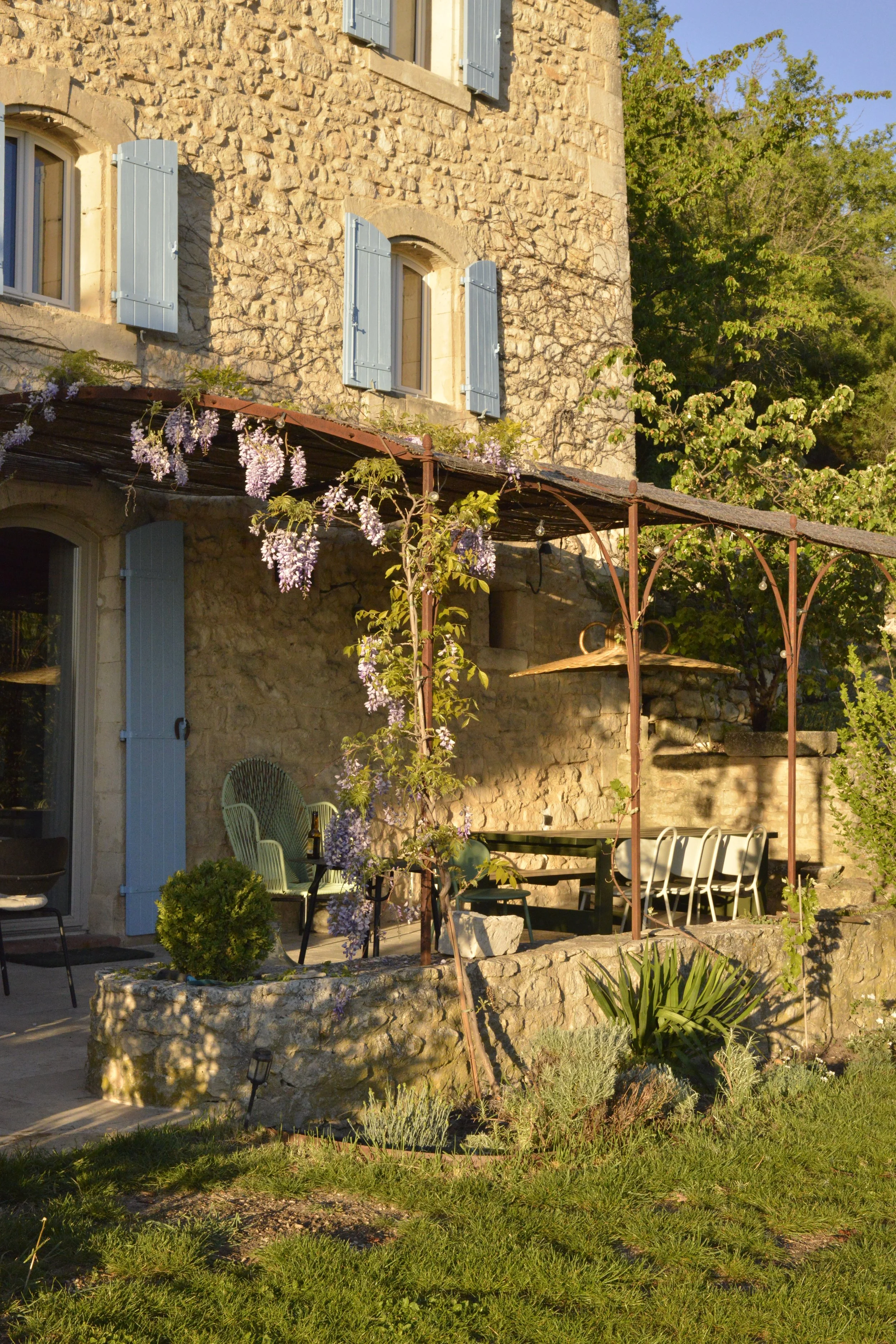 Terrasse sous la pergola en fer forgé et mobilier Swim de la designer Margaux Keller