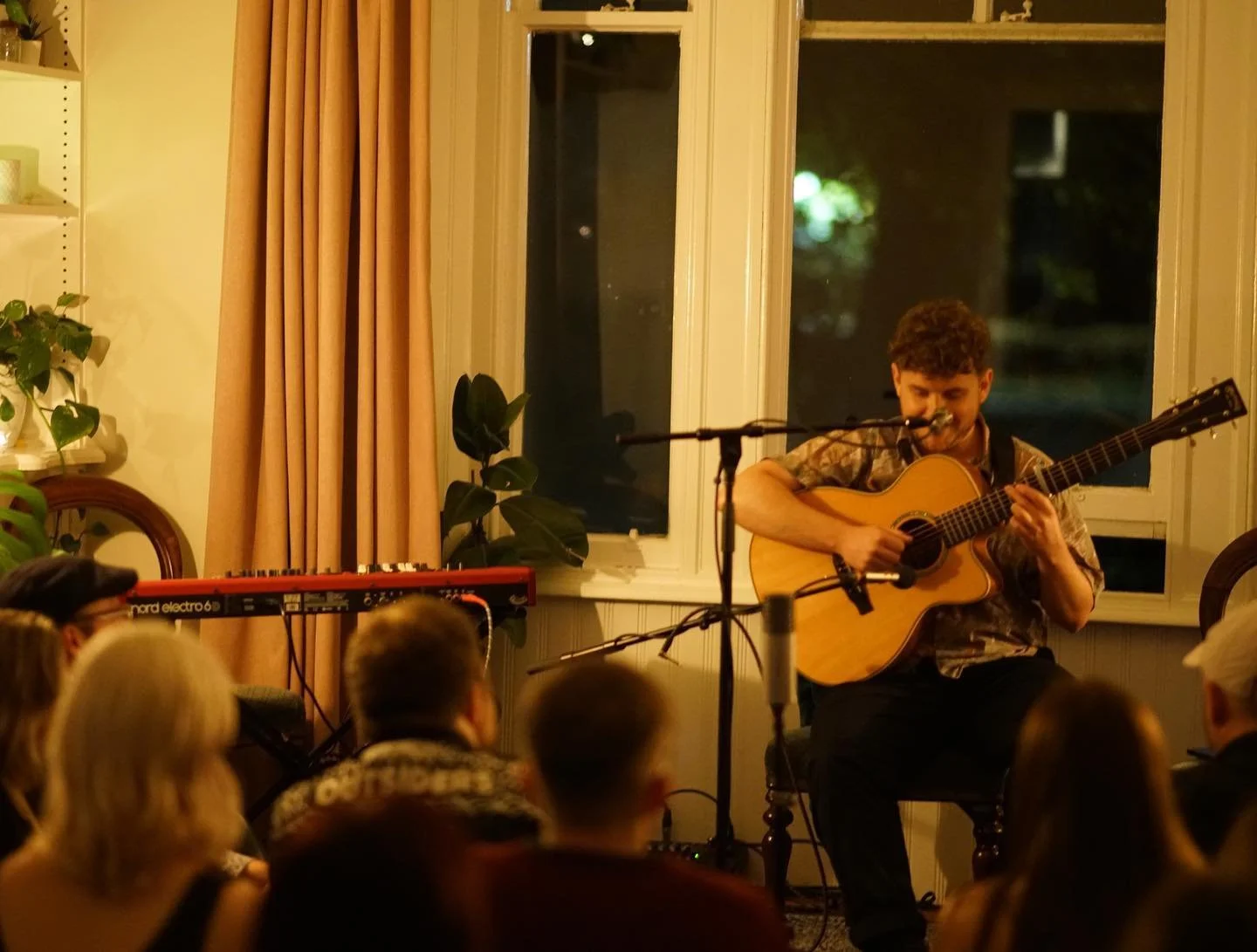 What a lovely autumn session we had, bringing together people and music (pumpkins too) 

Thank you to our musicians of the night @motehparrottmusic @rosiehsullivan and Ally &amp; Neil 🎻

✨✨If you&rsquo;re not already, please visit the link in our bi