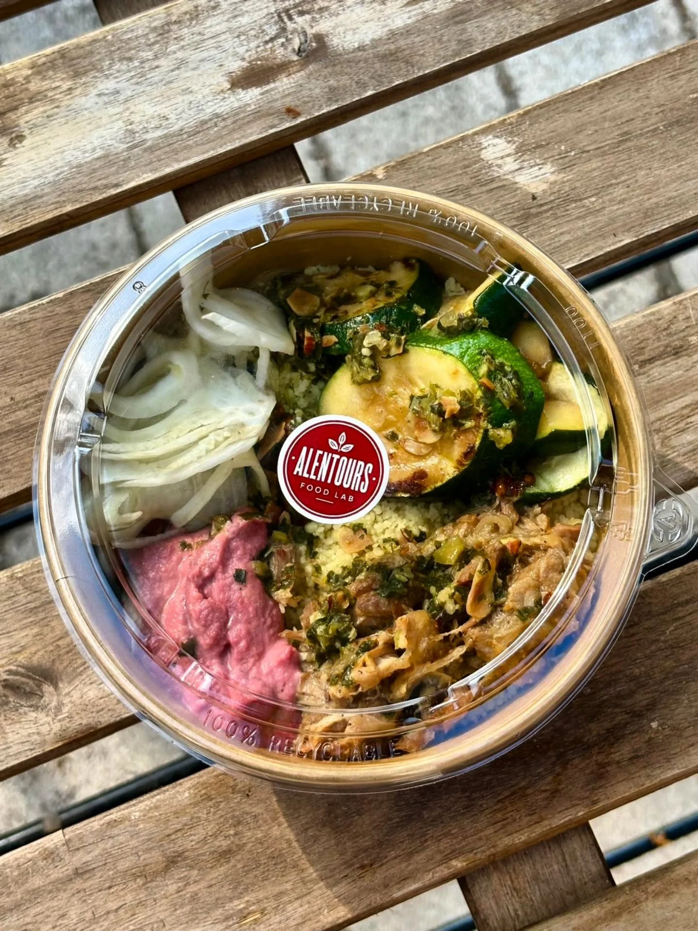 Un bowl, ce n'est pas juste une addition d'ingr&eacute;dients.

C'est un &eacute;quilibre.

Du chaud. Du frais. Du croquant. De l'acidit&eacute;. De l'umami. Une sauce qui relie l'ensemble.

Chez Alentours Food Lab, chaque recette est pens&eacute;e c