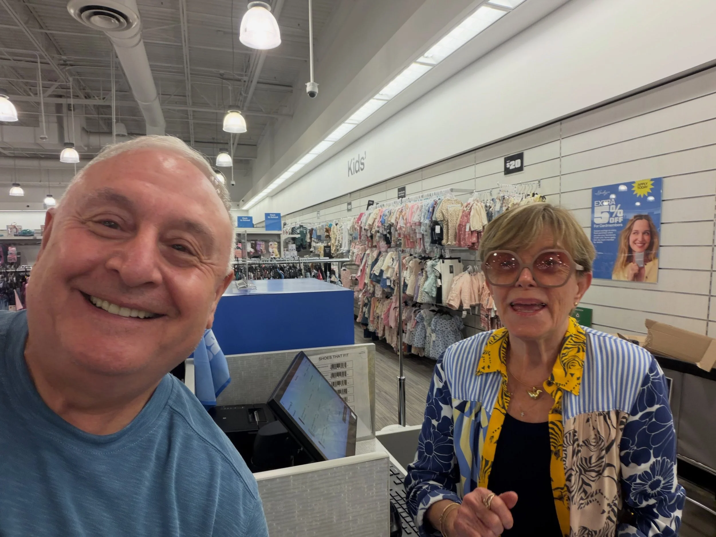 Эта прекрасная женщина &mdash; Неуза (Neuza).

Вчера я был в магазине Nordstrom Rack в Сарасоте. Подхожу к кассе &mdash; и меня встречает её тёплая улыбка и доброжелательный взгляд. Мы разговорились, и я спросил, сколько ей лет. Она спокойно ответила
