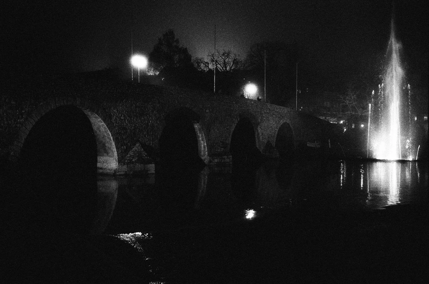 Wetzlar, Lahn and old Lahn river bridge, Ilford Delta 3200, pushed auf 6400 ISO