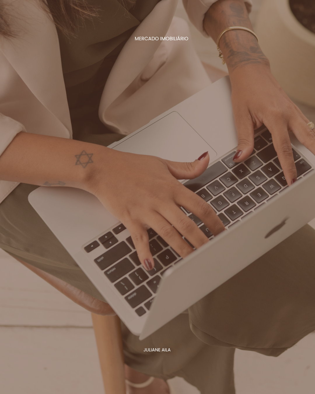 Colegas de trabalho usando um laptop em um ambiente de escritório.
