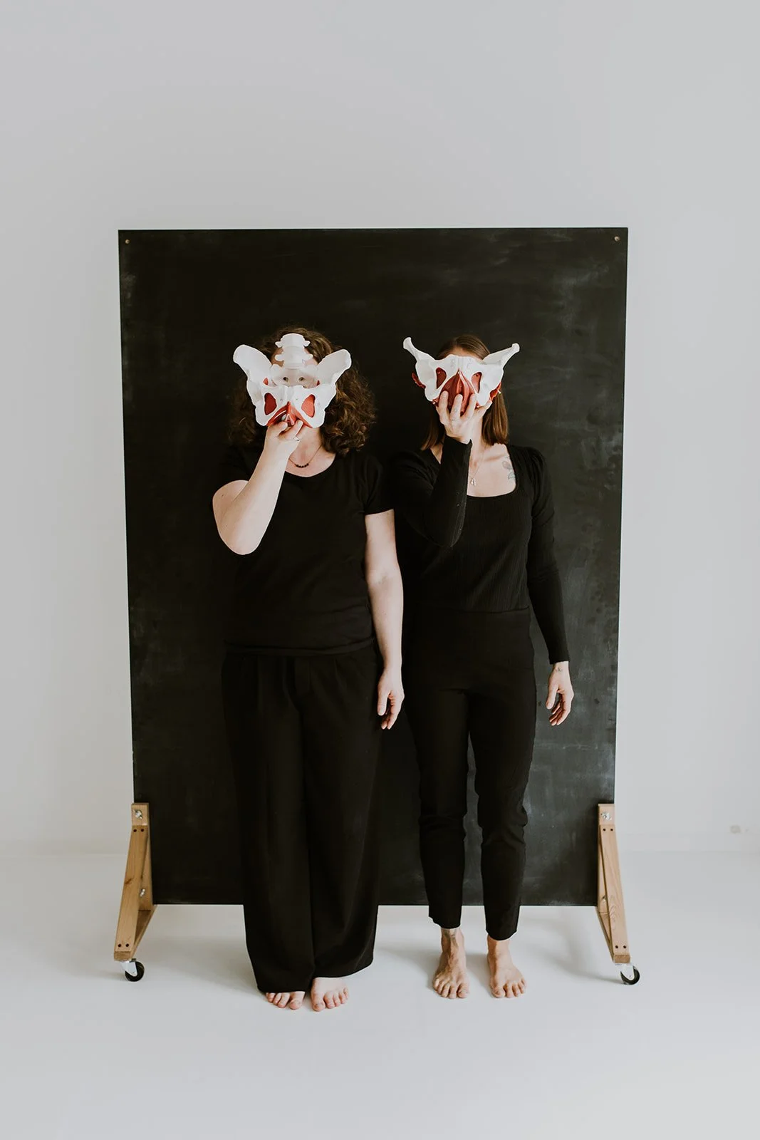 Wir sind Steffi & Lotte und unser Herzensanliegen ist es, Frauen dabei zu helfen ihren Körper besser zu verstehen, Beschwerden ernst zu nehmen und sich wieder wohl in ihrem Körper zu fühlen.
