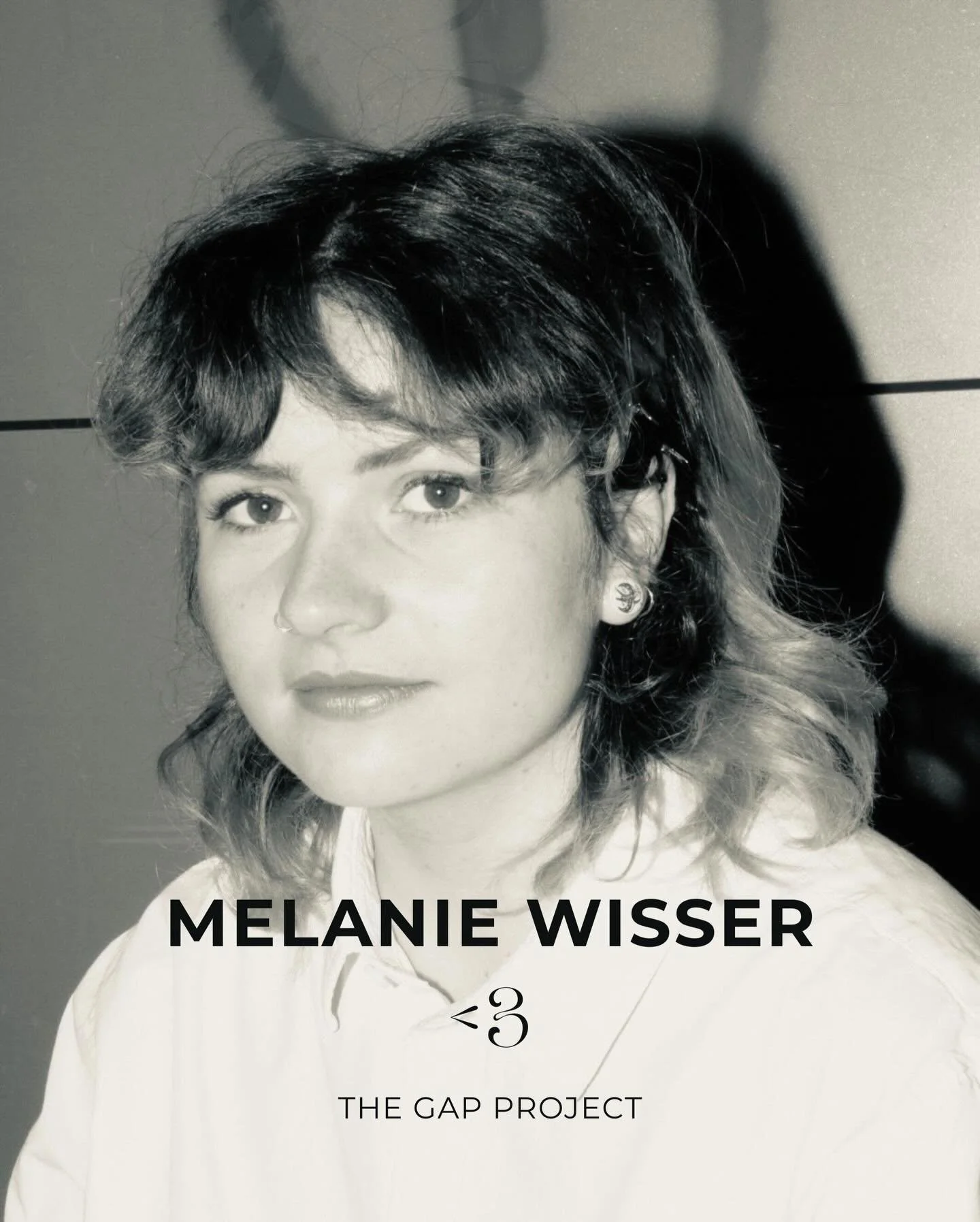 <3 &ndash; Melanie Wisser

Melanie Wissers <3-Bank &uuml;bersetzt die emotionale Sprache einer ganzen Generation in eine skulpturale Form: Das klebrig-vertraute Holz der Bierbank trifft auf die pixelige Zartheit fr&uuml;her digitaler Zuneigung.