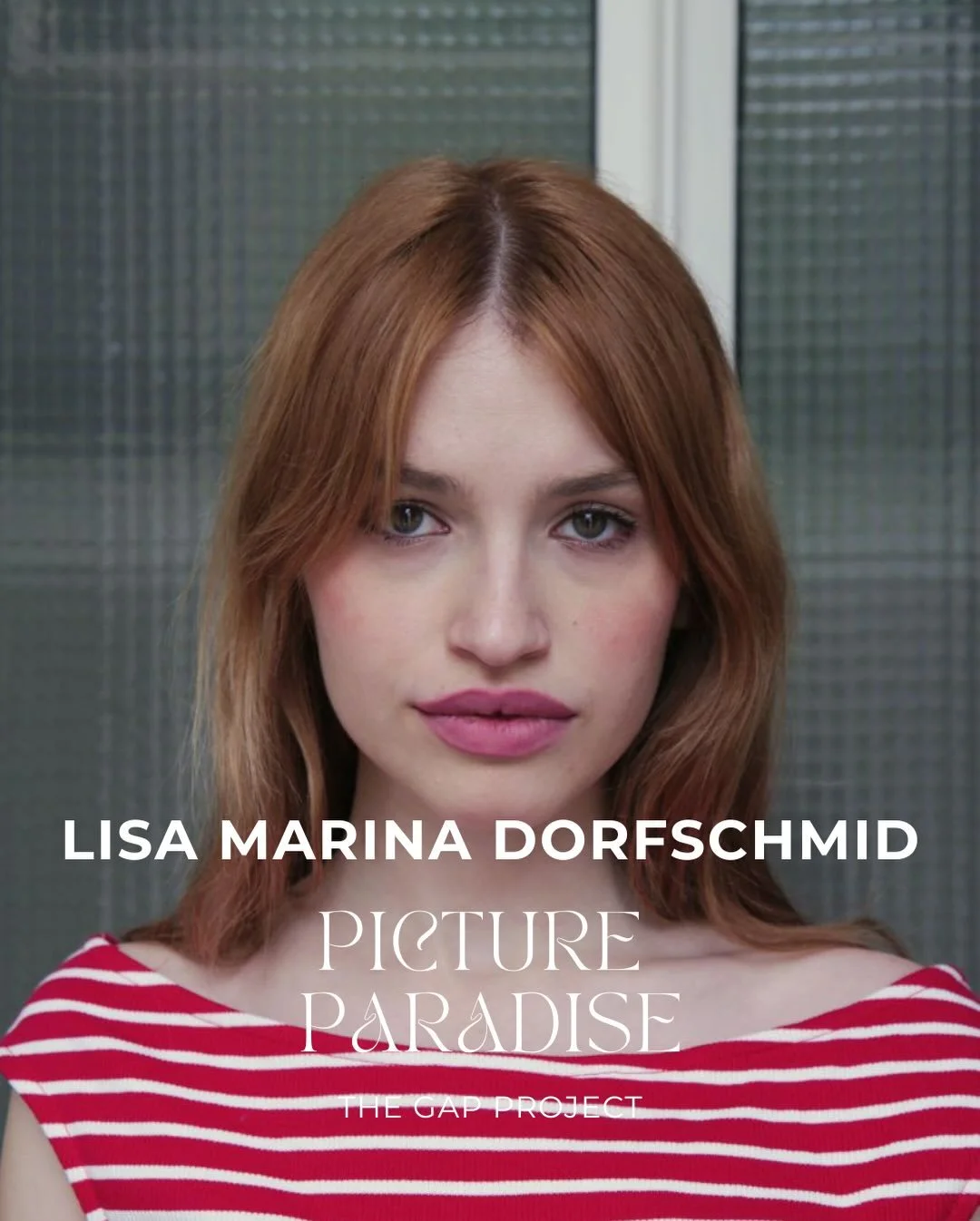 LISA MARINA DORFSCHMID
Zwischen Glas, Markt und Meerjungfrau

Lisa Marina Dorfschmid verbindet in ihrer konzeptuellen Praxis physische Pr&auml;senz mit digitaler Reproduktion. Sie untersucht, wie Realit&auml;t, K&ouml;rper und Identit&auml;t konstrui