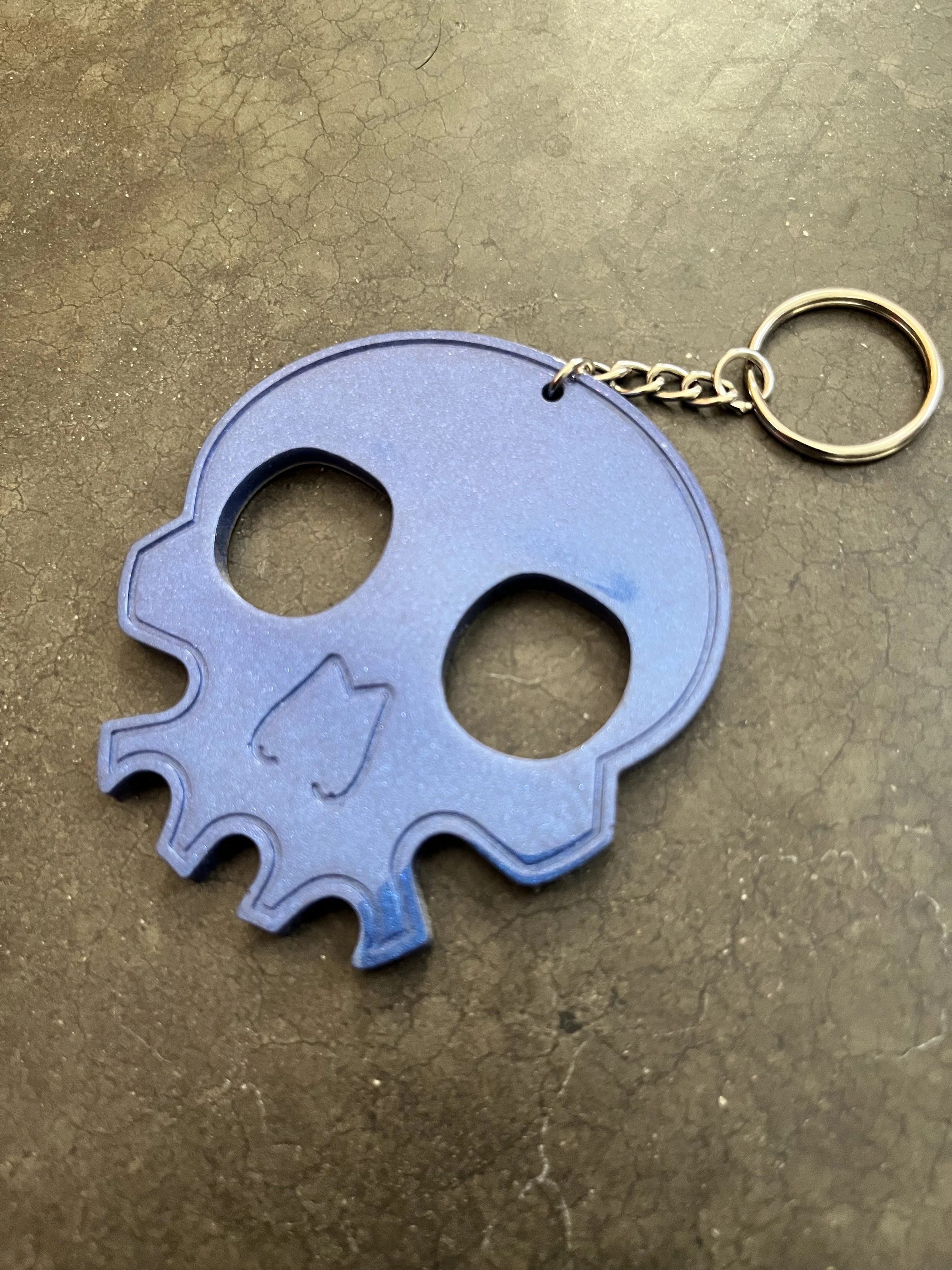 A blue skull emergency keychain made from epoxy resin.