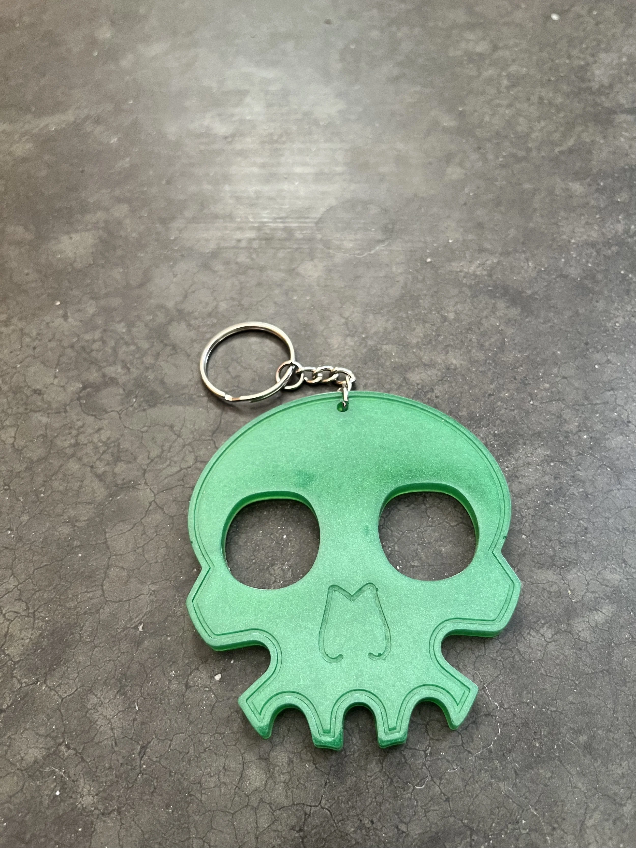 Green skull-shaped keychain.