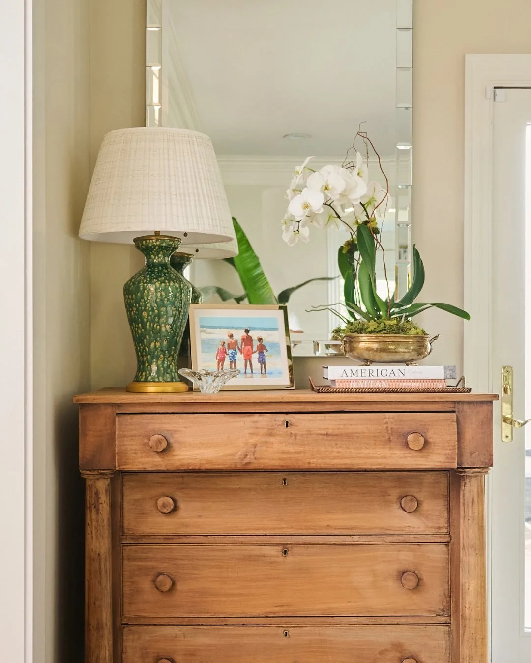 Texture, scale, balance. The details do most of the speaking and earn its place.