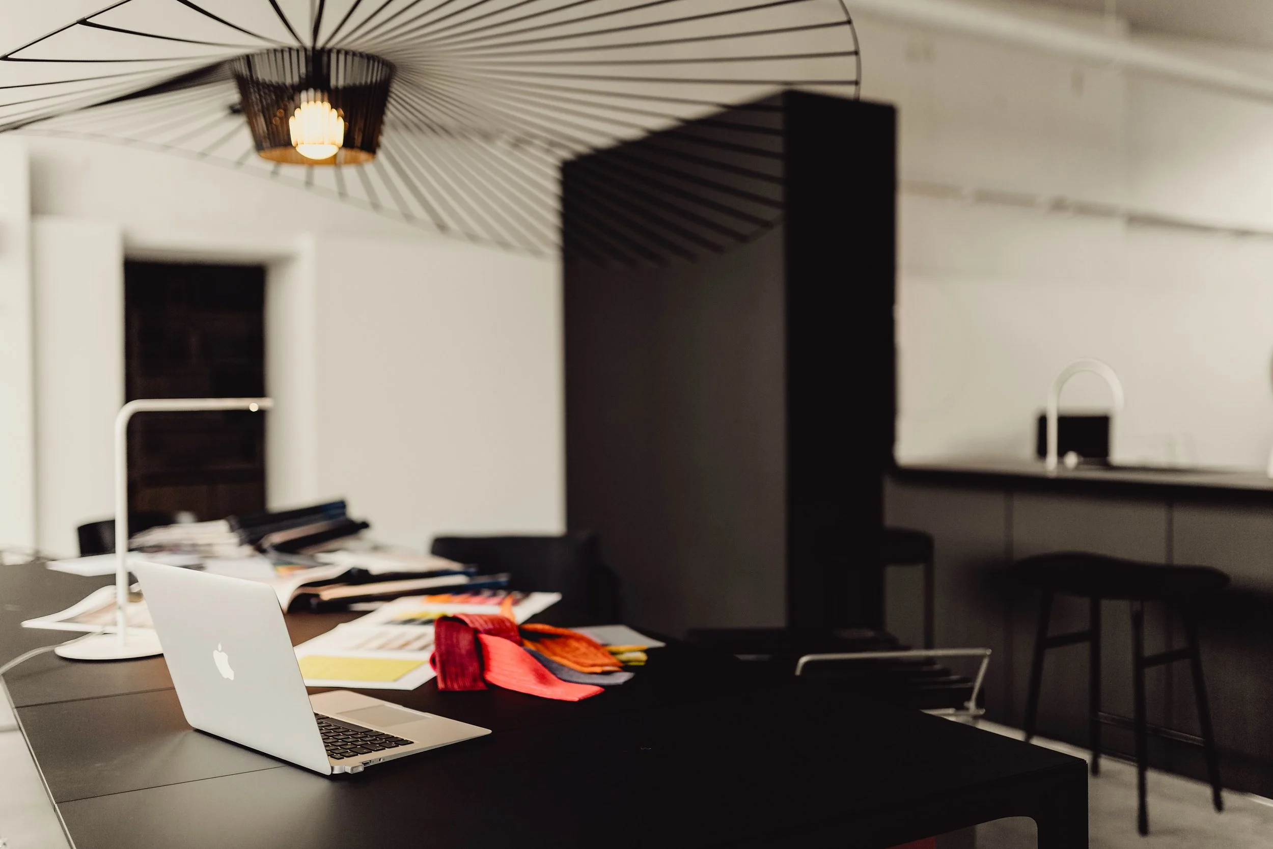 Espace de vie ouvert avec mobilier intégré et décoration intérieure personnalisée