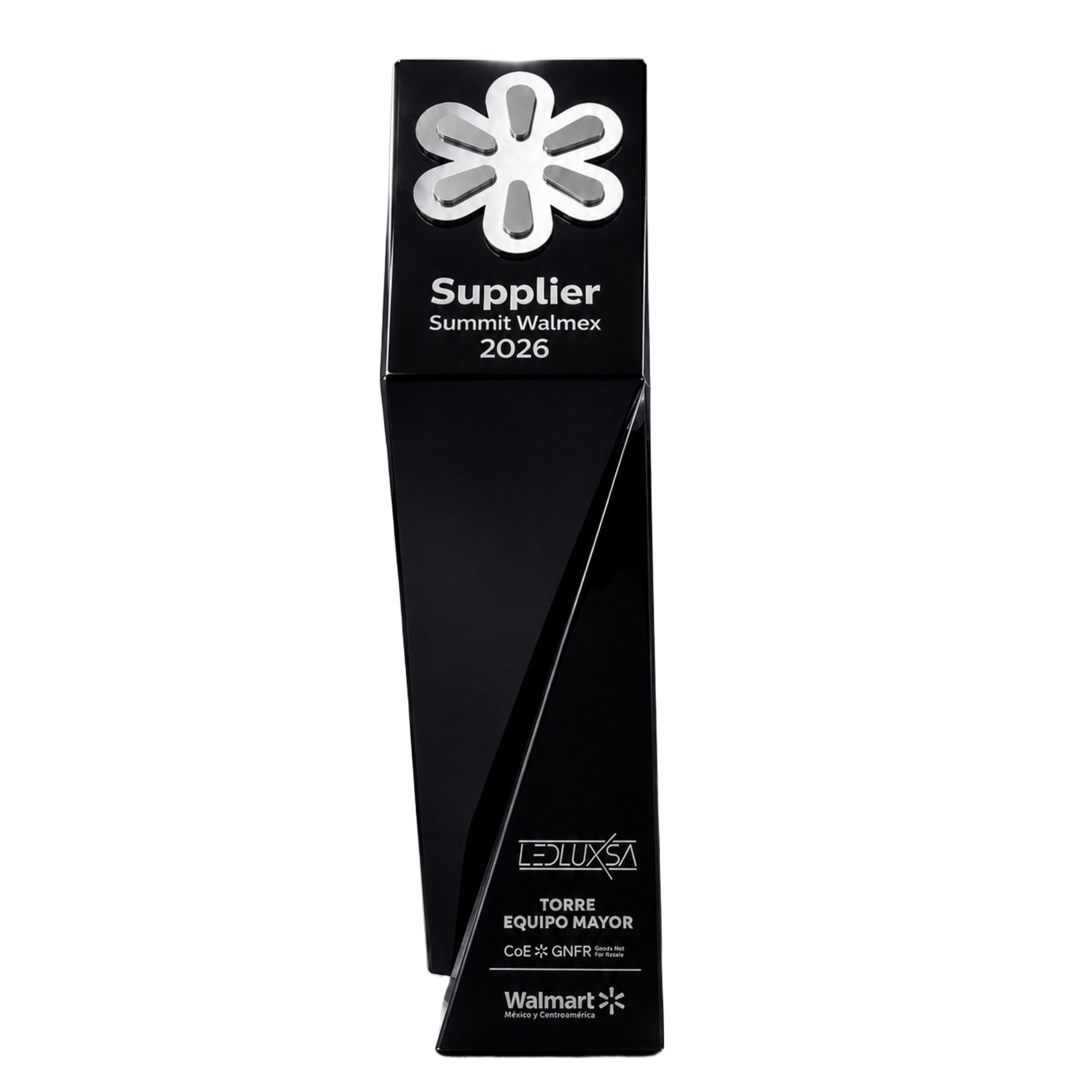 Un premio de cristal en forma de flor con inscripciones en español, indicando 'Proveedor', 'Torre del Mayor', 'Walmart', entre otros, y que parece ser un reconocimiento en un evento de Walmart en México y Centroamérica.