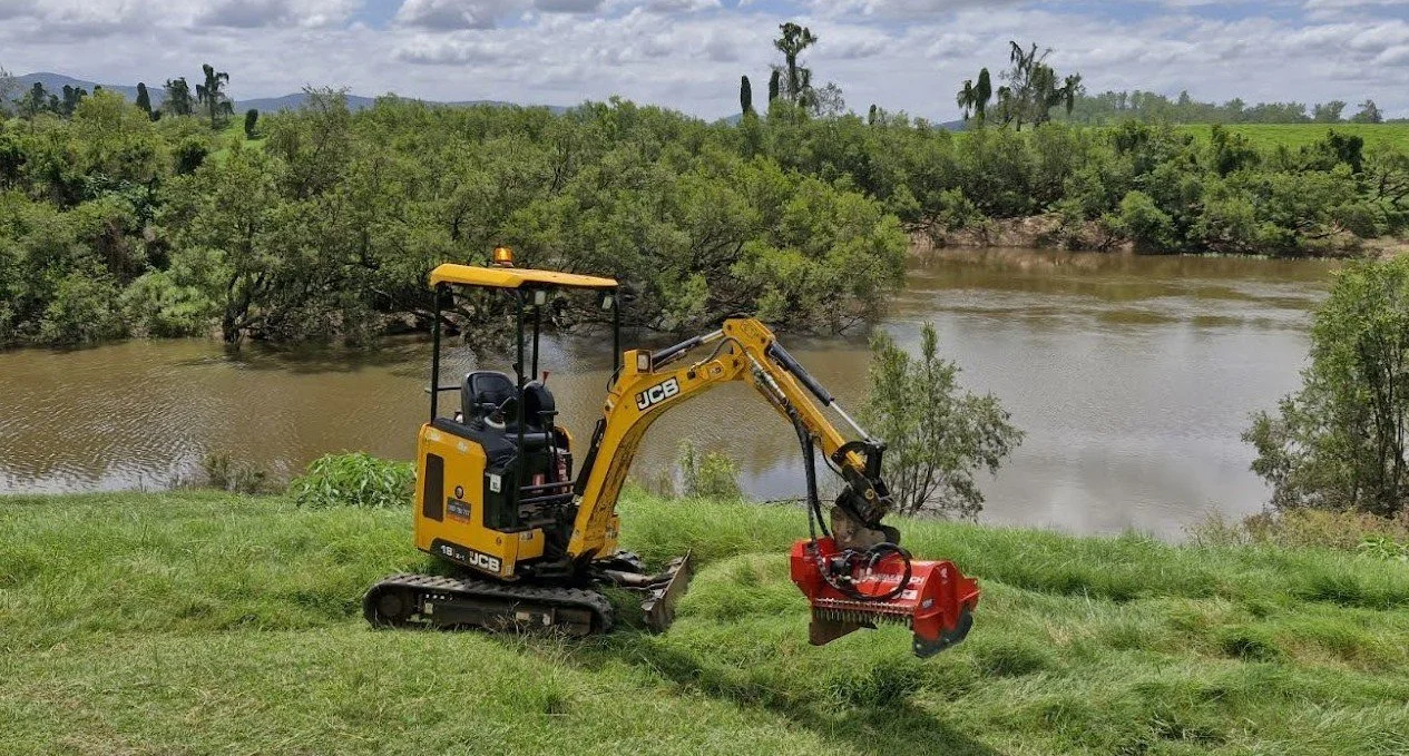 The Simatech DHL Flail is a heavy-duty mulching attachment designed for efficient vegetation control, scrub clearing and maintenance applications.
