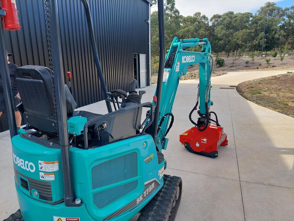 Designed for professional operators, the Simatech DHL Flail combines durability and performance for challenging vegetation clearing tasks.
