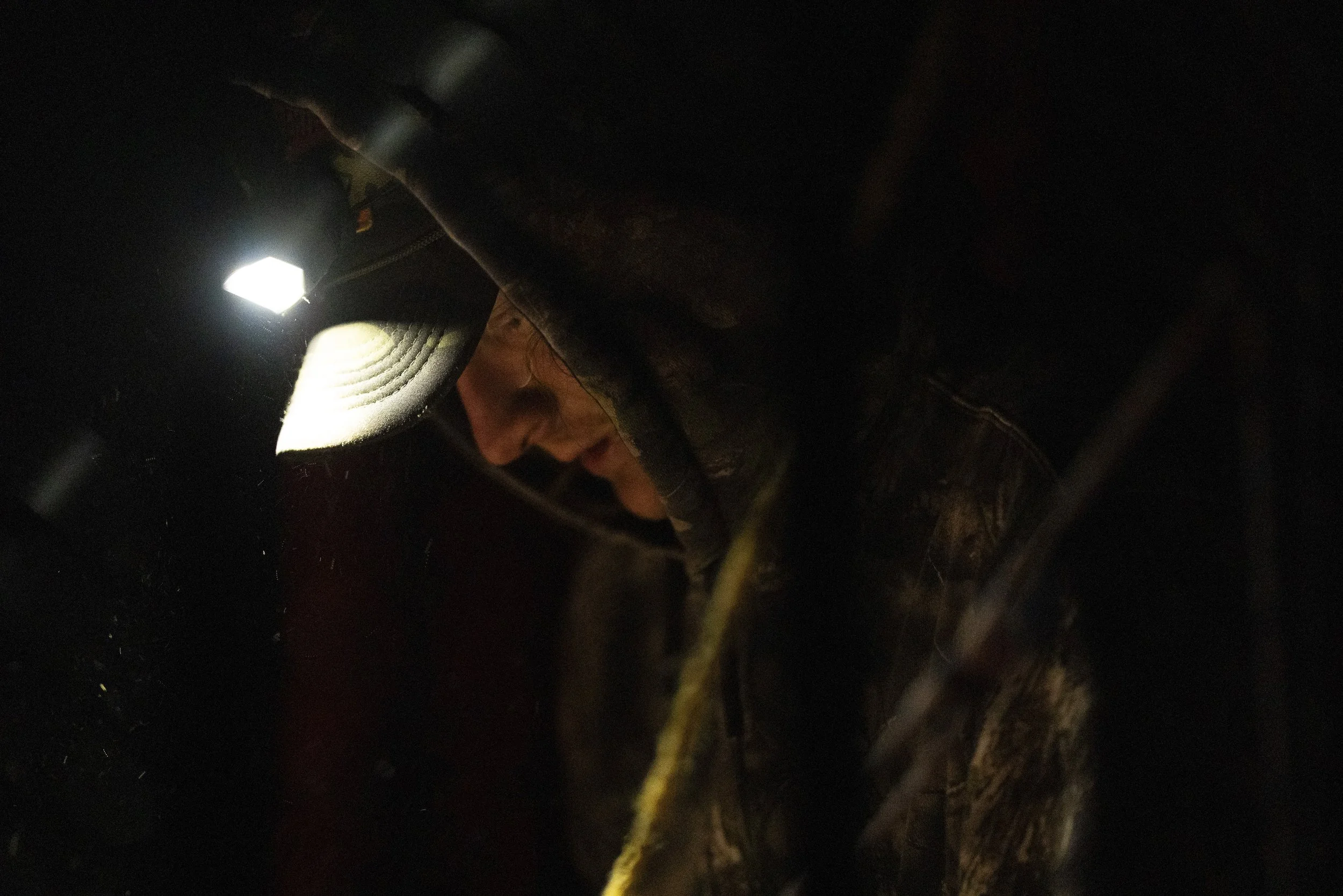 Mike Shelton works to attach a hitch to a vehicle as he loads up his belongings at a homeless encampment in Deschutes National Forest Wednesday, April 30, 2025 near Bend, Ore. 