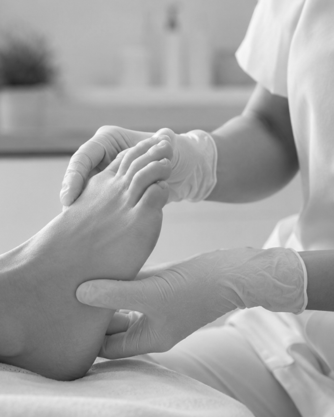 Une main d'adulte tenue par une main d'enfant, avec des gants médicaux laissés visibles, dans un contexte médical ou d'hôpital.