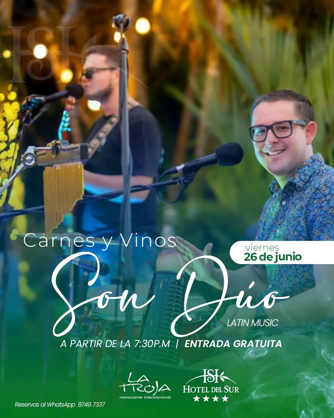 Anuncio de un evento musical titulado "Son Dúo" con músicos tocando instrumentos en un ambiente al aire libre con fondo de plantas y luces cálidas. Incluye detalles de fecha, hora y lugar, además de información de reservas por WhatsApp.