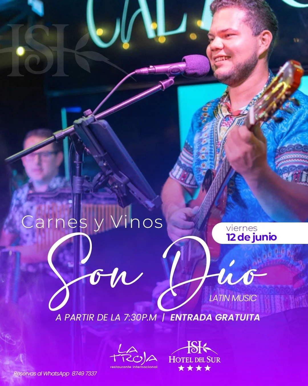 Anuncio de un evento de música latina titulado "Son Dúo" con un cantante tocando la guitarra y cantando frente a un micrófono, con un fondo de neon y otros músicos en el escenario.