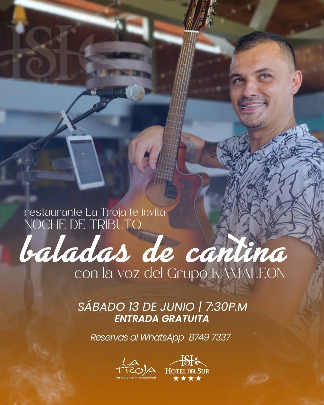 Un hombre con camiseta de mangas cortas con diseño de dibujos, sosteniendo una guitarra acústica y frente a un micrófono en un ambiente con estructura de madera y decoración colorida. Sobre la imagen hay texto promocional sobre un evento musical.