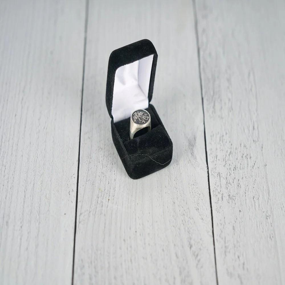 cavallo-crest-signet-ring-box-angle.jpg