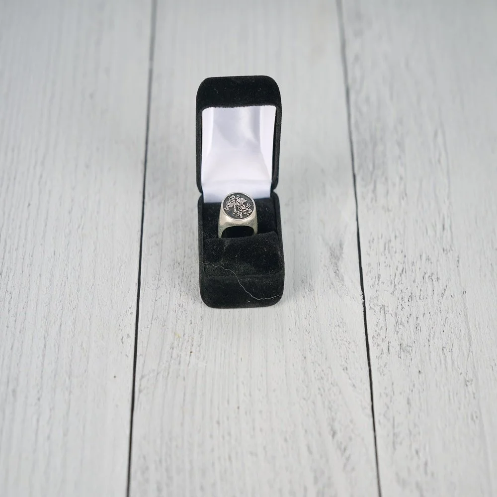 cavallo-crest-signet-ring-box-front.jpg