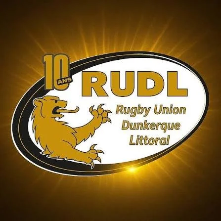 Logo du RUDL avec un lion doré et le texte '10 ans RUDL Rugby Union Dunkerque Littoral' sur un fond noir et doré.