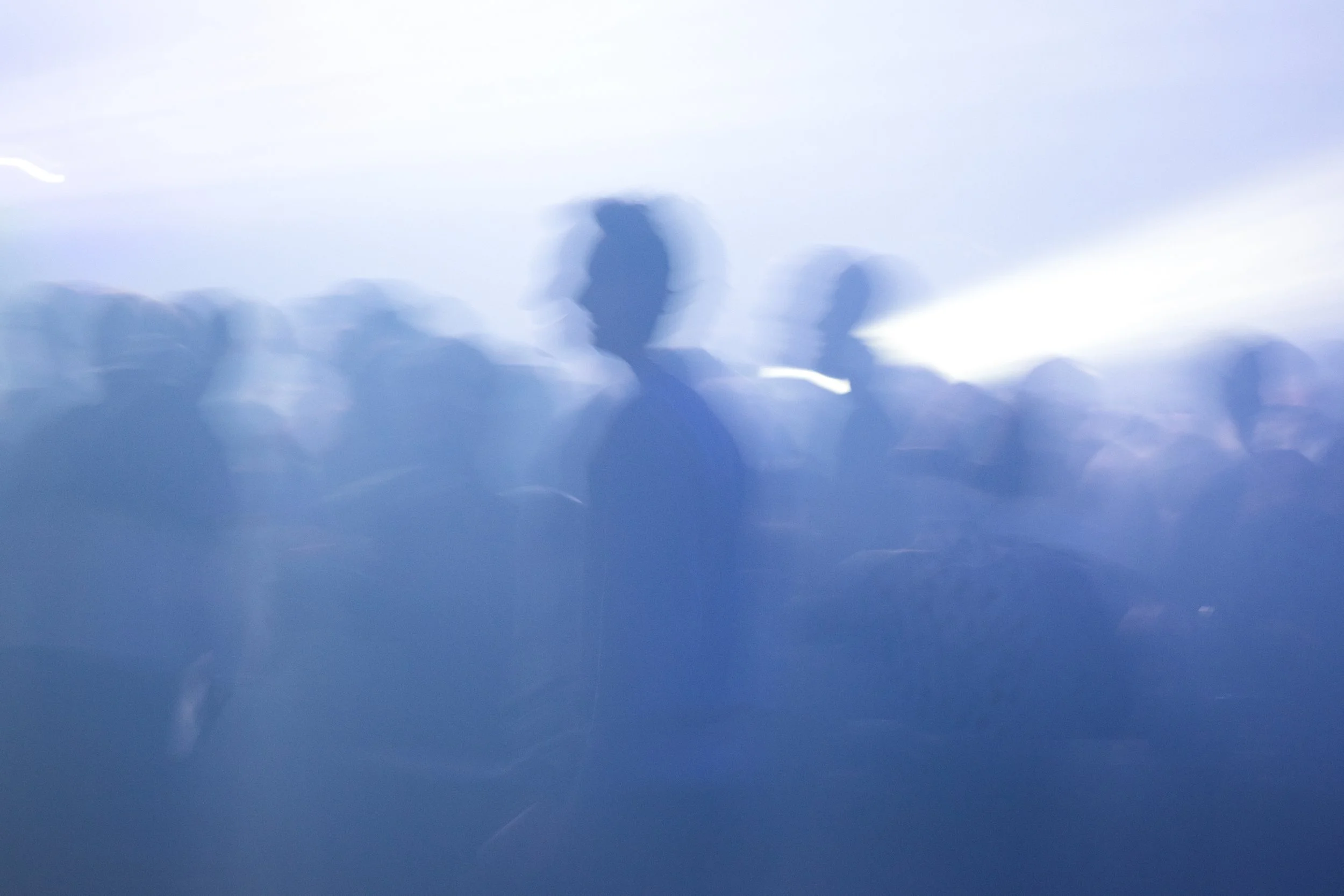 Reflet flou d'une personne devant un ciel nuageux bleu