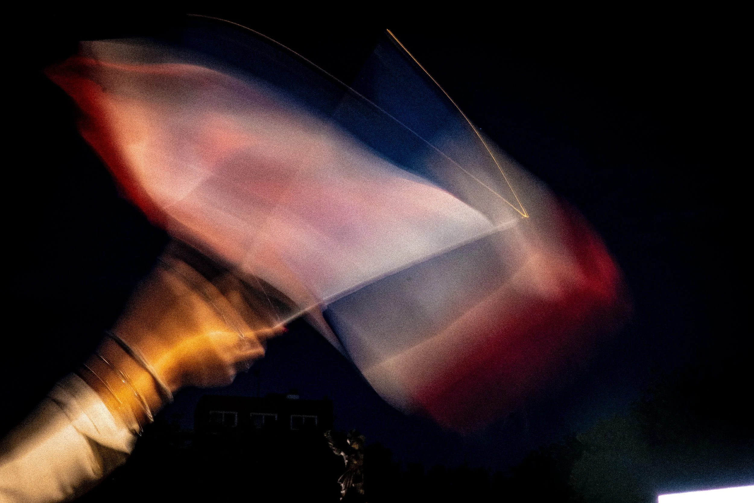Photo d'un ciel nocturne avec des traînées de lumière floues, probablement dues à un mouvement de la caméra lors d'une courte exposition.