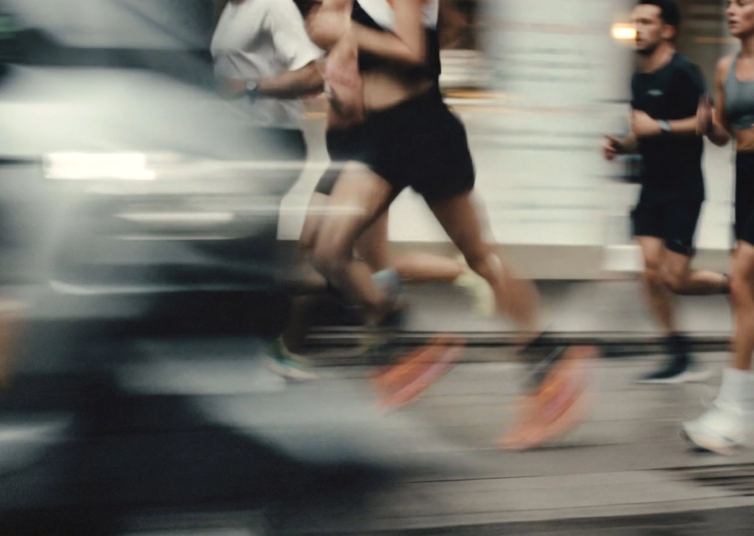 Atletas corriendo en movimiento borroso — identidad visual Elitra por Willem Van Panhuys