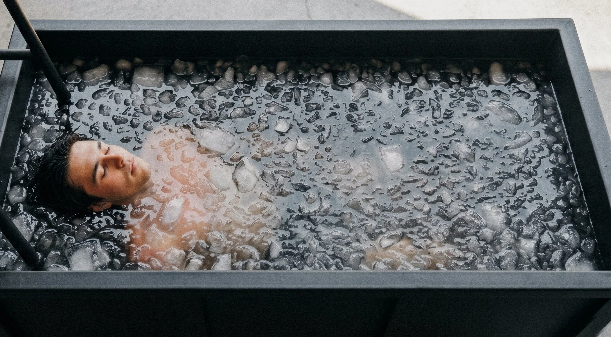 Atleta recupérese en bañera de hielo — proyecto Elitra, identidad de marca deportiva por Willem Van Panhuys