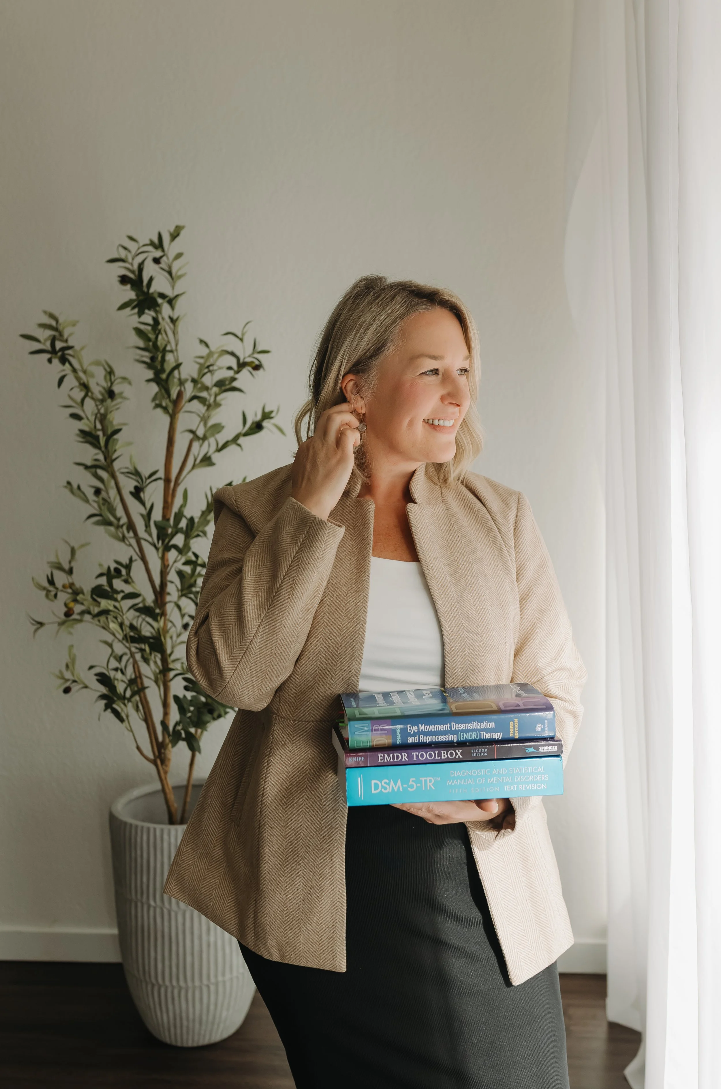 Kim Heming, LMHCA Online EMDR Therapist in Washington looking out window