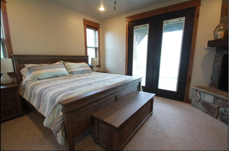 King Suite w/ Private Bath
