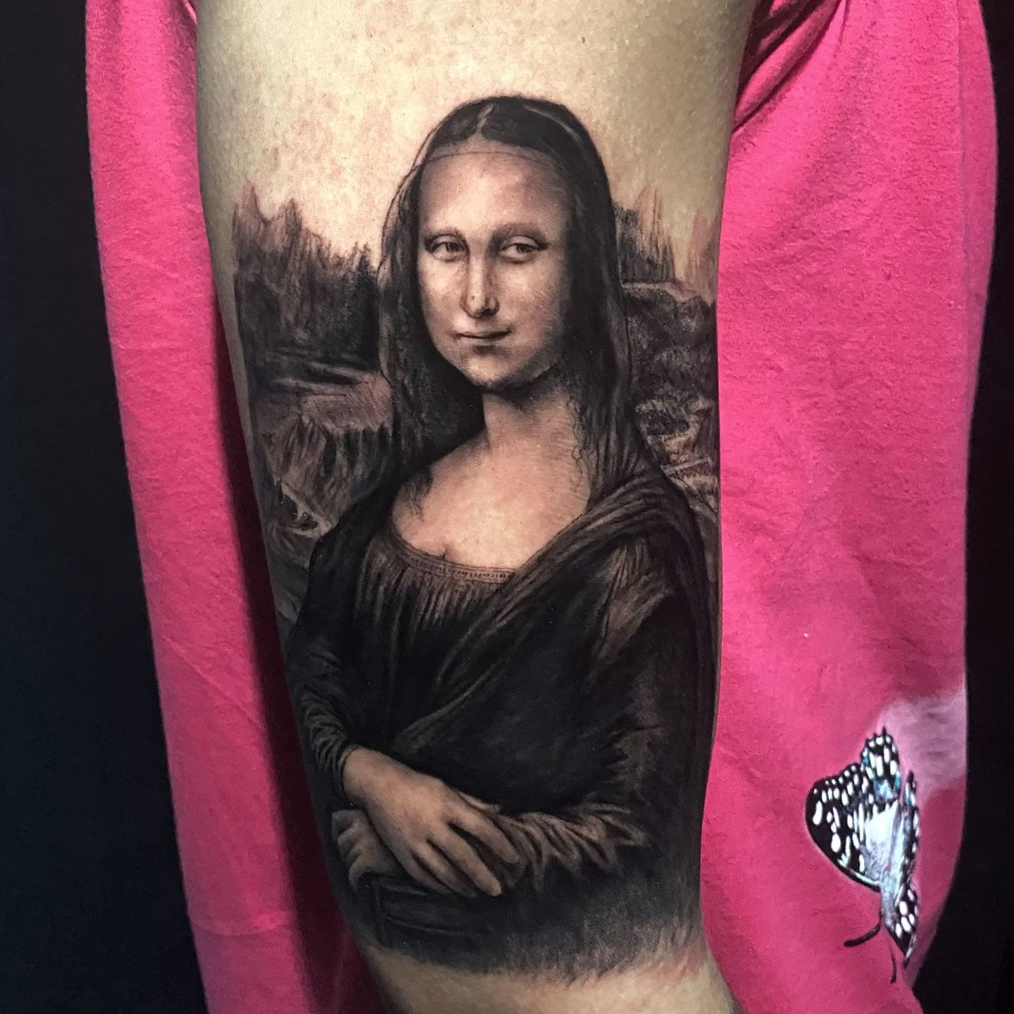 Tattoo of Leonardo da Vinci's Mona Lisa on someone's forearm.