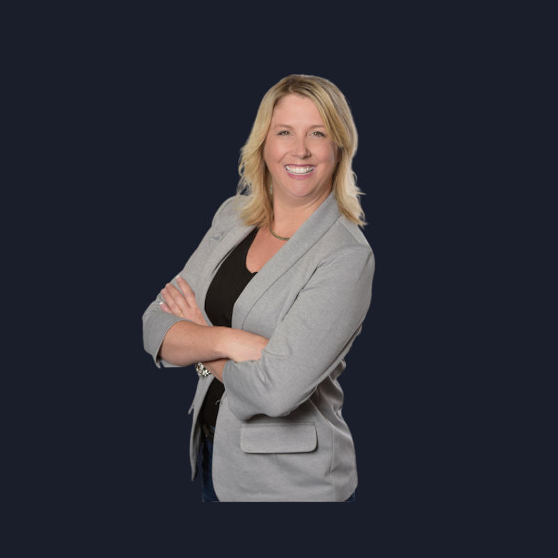 Femme argumentant avec assurance, habillée professionnellement, fond sombre