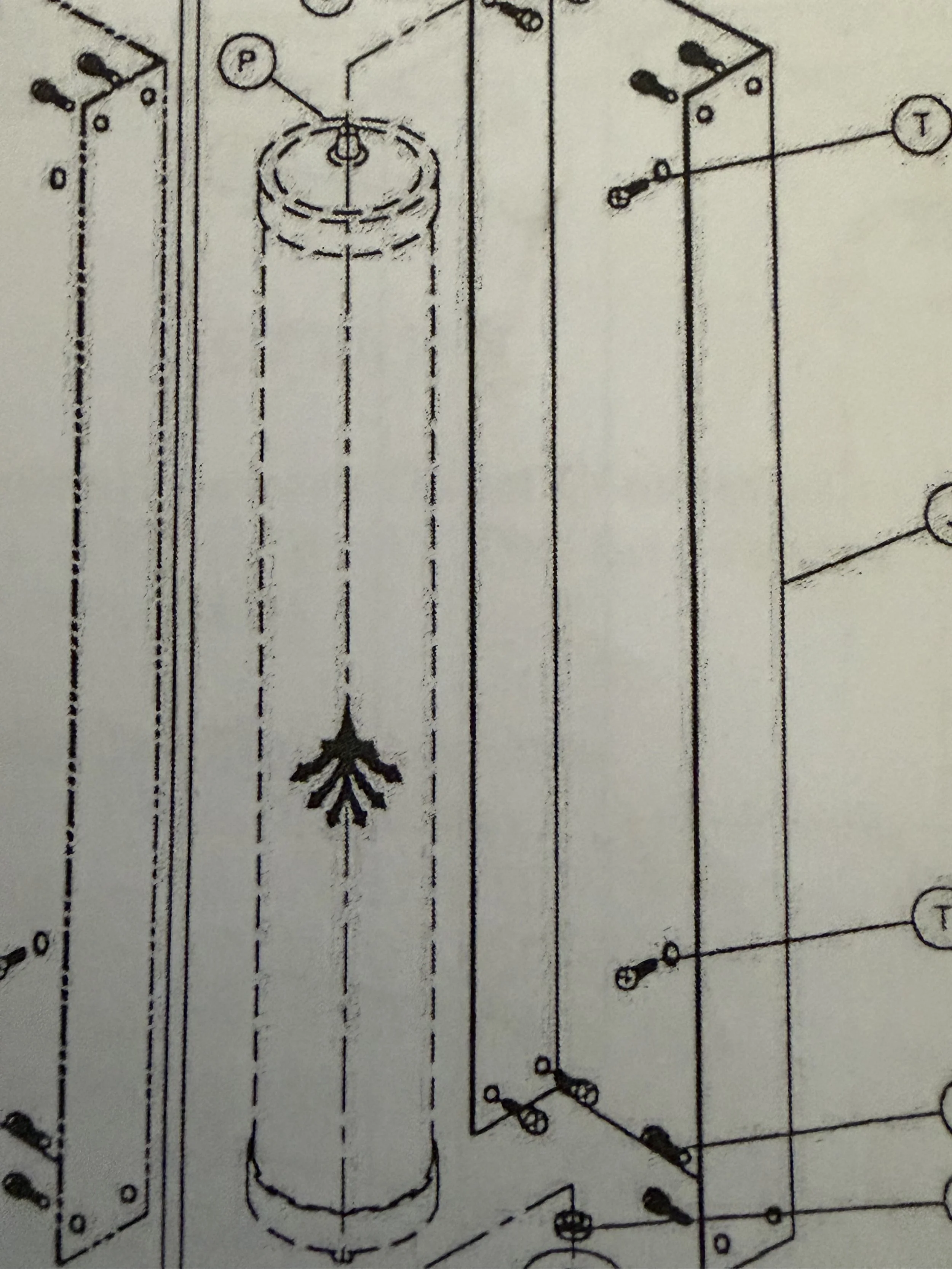 Dibujo técnico de una estructura cilíndrica con detalles en la parte superior e inferior, incluyendo líneas y conexiones que parecen representar un plano de ingeniería.