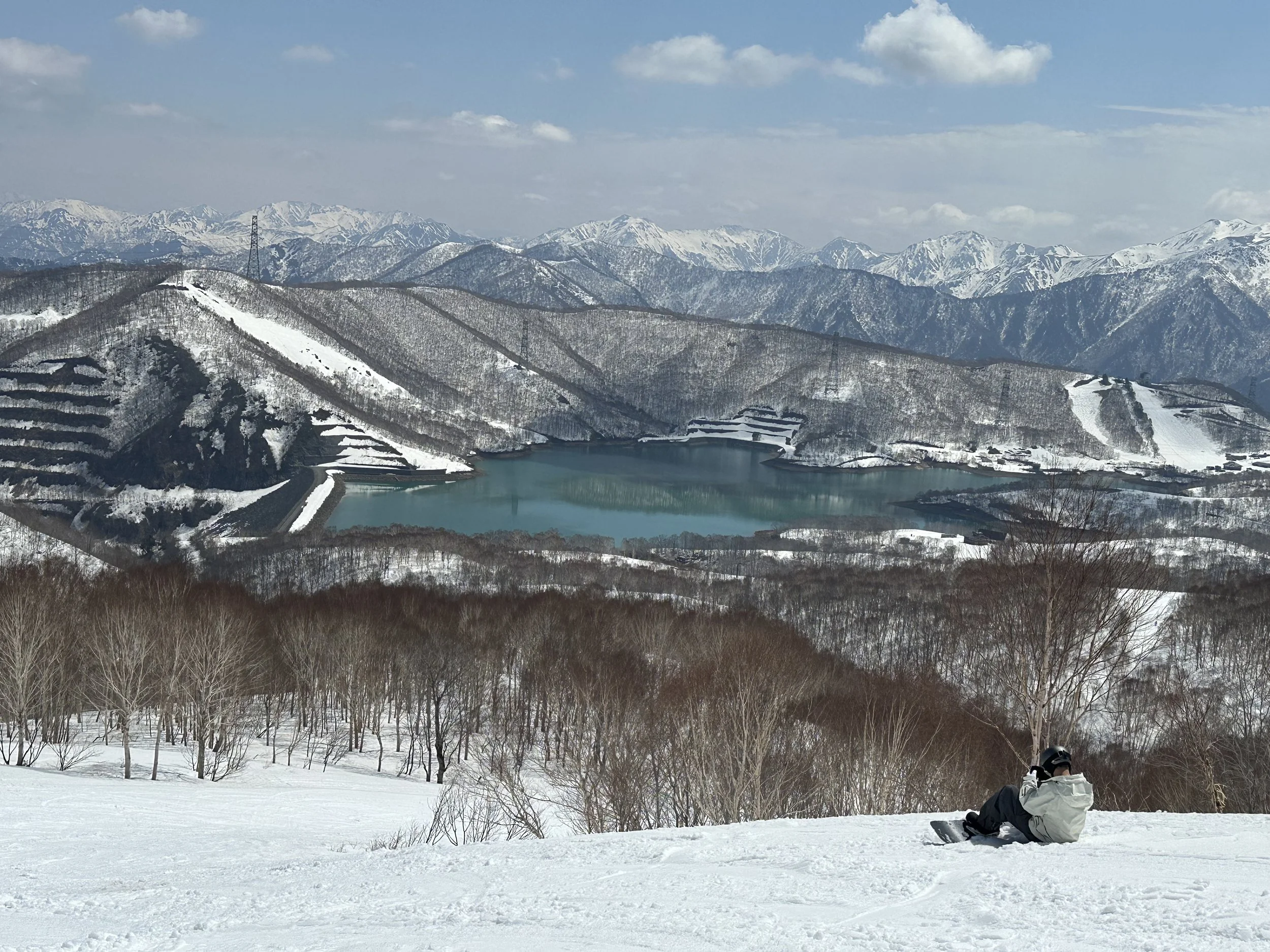 TokudAw delivered skiers to the base of the gondola on the Taishiro side of Kagura so they could catch some Japan snow shreds and take in the views of lake Taishiro on the quiet slopes of Niigata.