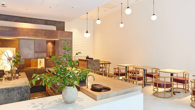 A modern cafe mixes simplicity and Japanese style.