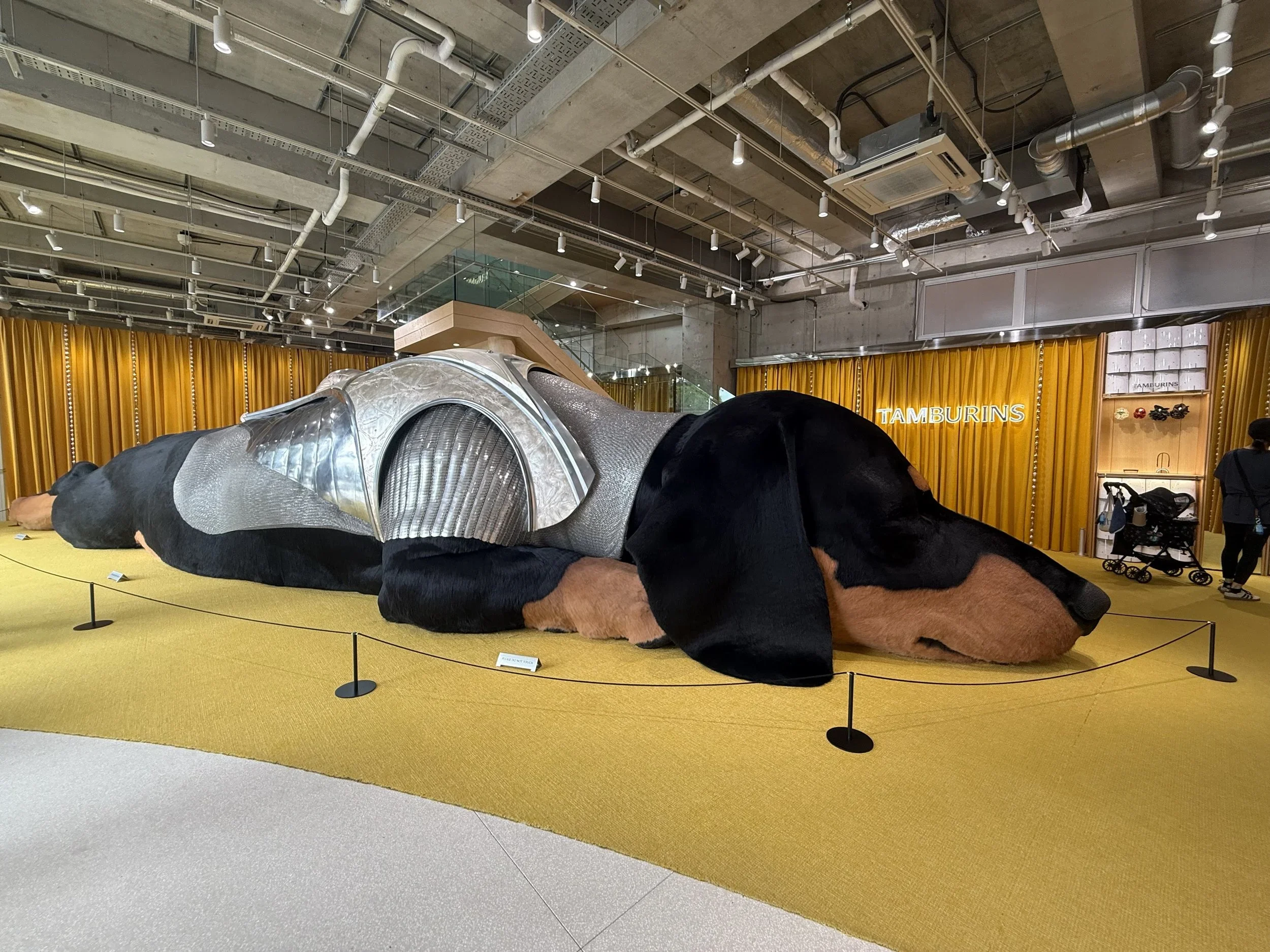 A giant dachshund art installation welcomes visitors inside the Tamburins flagship store Daikanyama, combining contemporary art, immersive retail design, and the brand's signature fragrance experience.