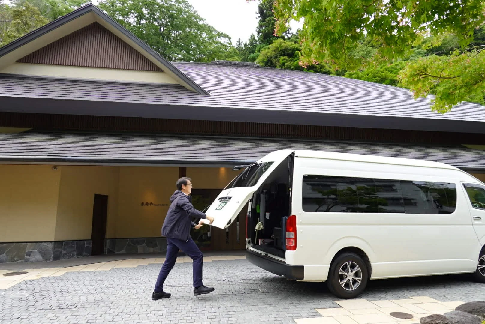 Rental Car vs. Hiring a Private Driver: 5 Things Nobody Tells You About Winter Driving in Japan
