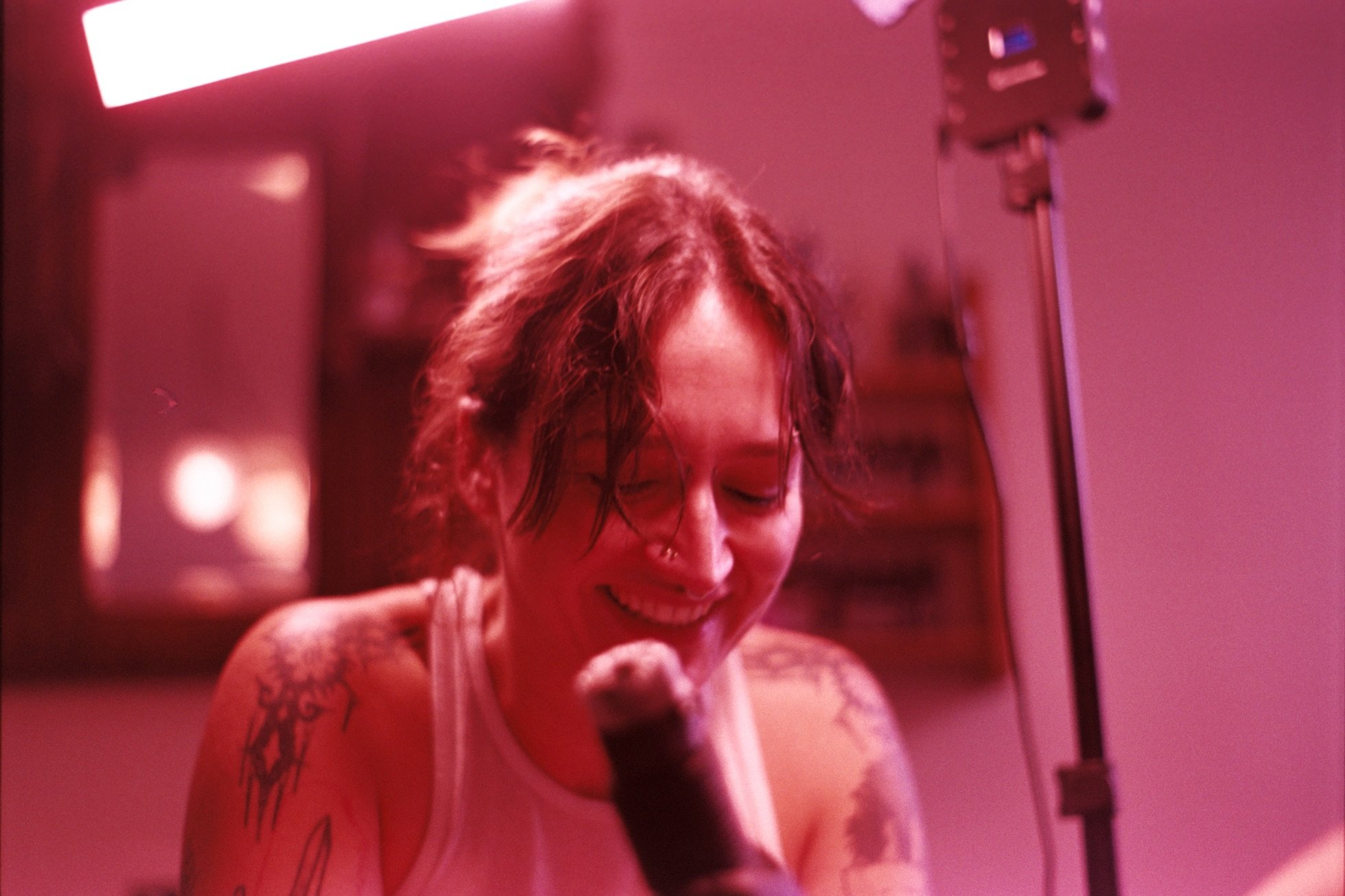 some snaps of bestie @fruityqueertattoos first event @cunning.folk.studio <3 pink glow courtesy of some expired film 

🗓️ september 5, 2026
📷 #minoltamaxxum7000i 
🎞️ expired walmart branded #fujifilmsuperiaxtra400 
🧪 self dev &amp; scan
