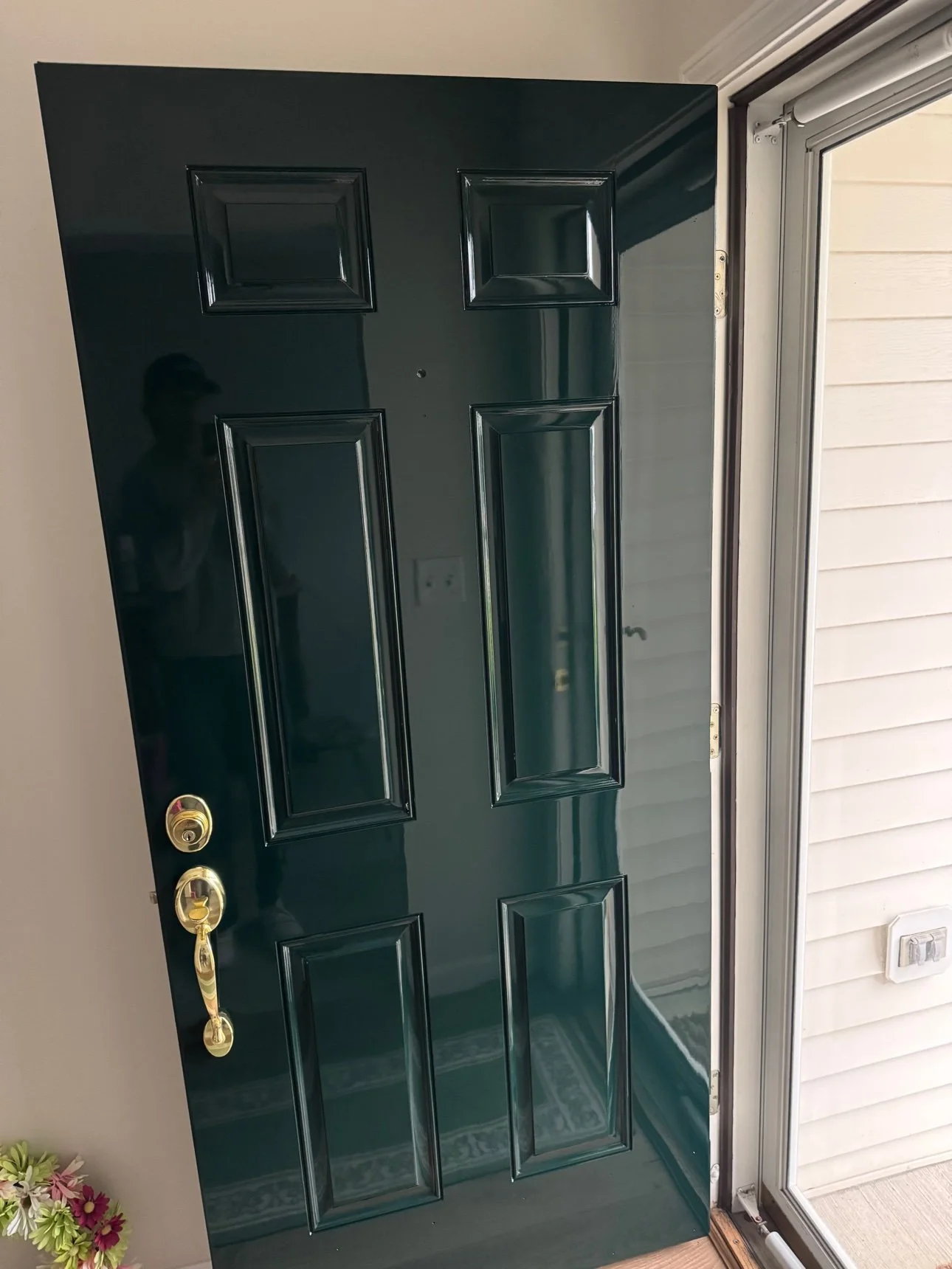 The door flat in the booth in deep green high gloss