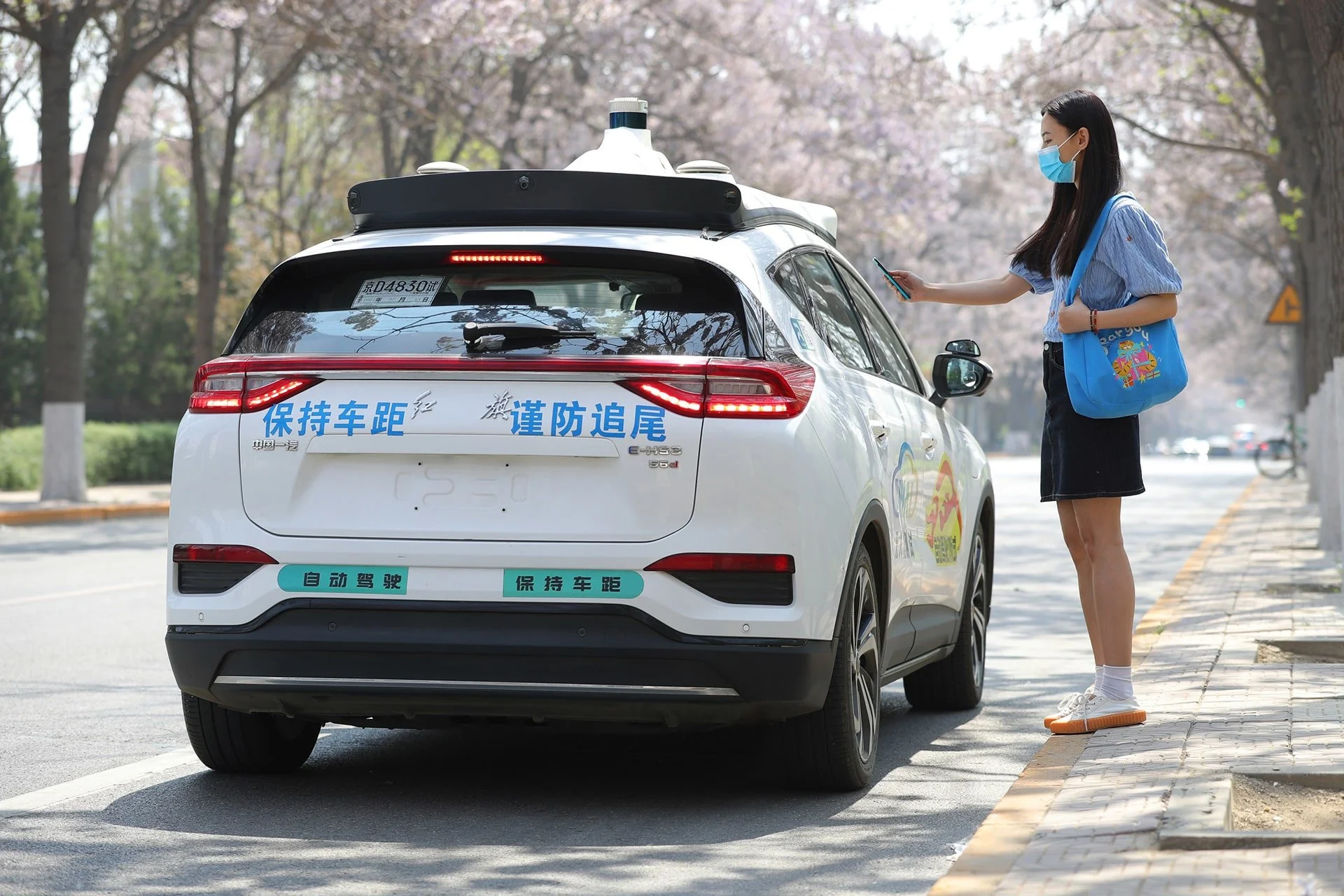 Baidu-Apollo-Go-Luobo-Kuaipo-Passenger-QR-Code-Scan.jpg