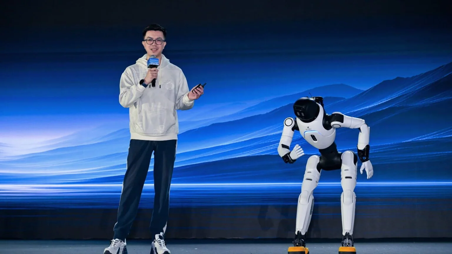 Agibot-Peng-Zhihui-Stage-Robot-Demo-1536x864.jpg