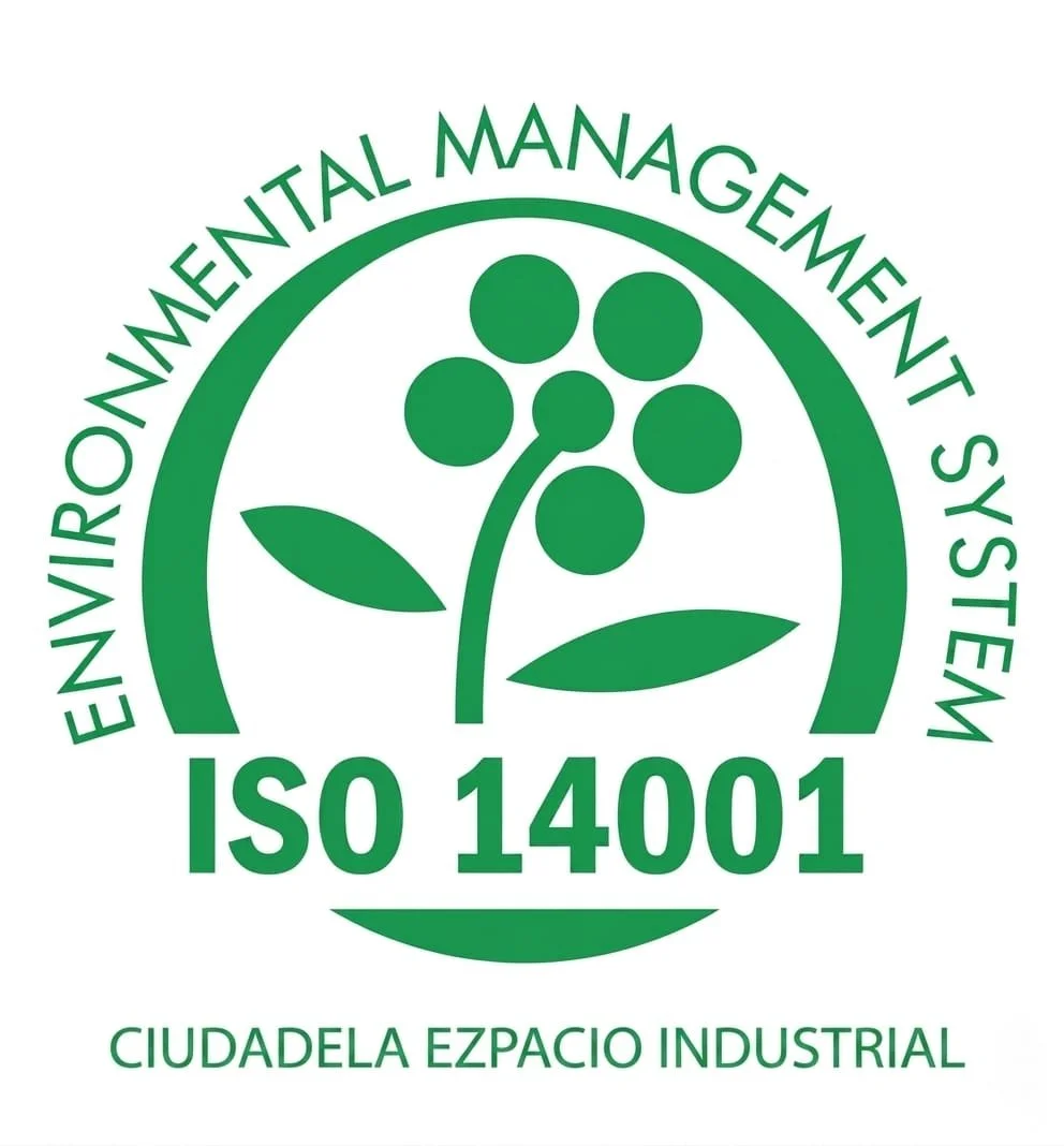Logotipo en color verde que dice 'Sistema de Gestión Ambiental en Ecoinciativo Ciudadela EZpacio Industrial' y 'ISO 14001', con una imagen de un árbol estilizado en el centro.
