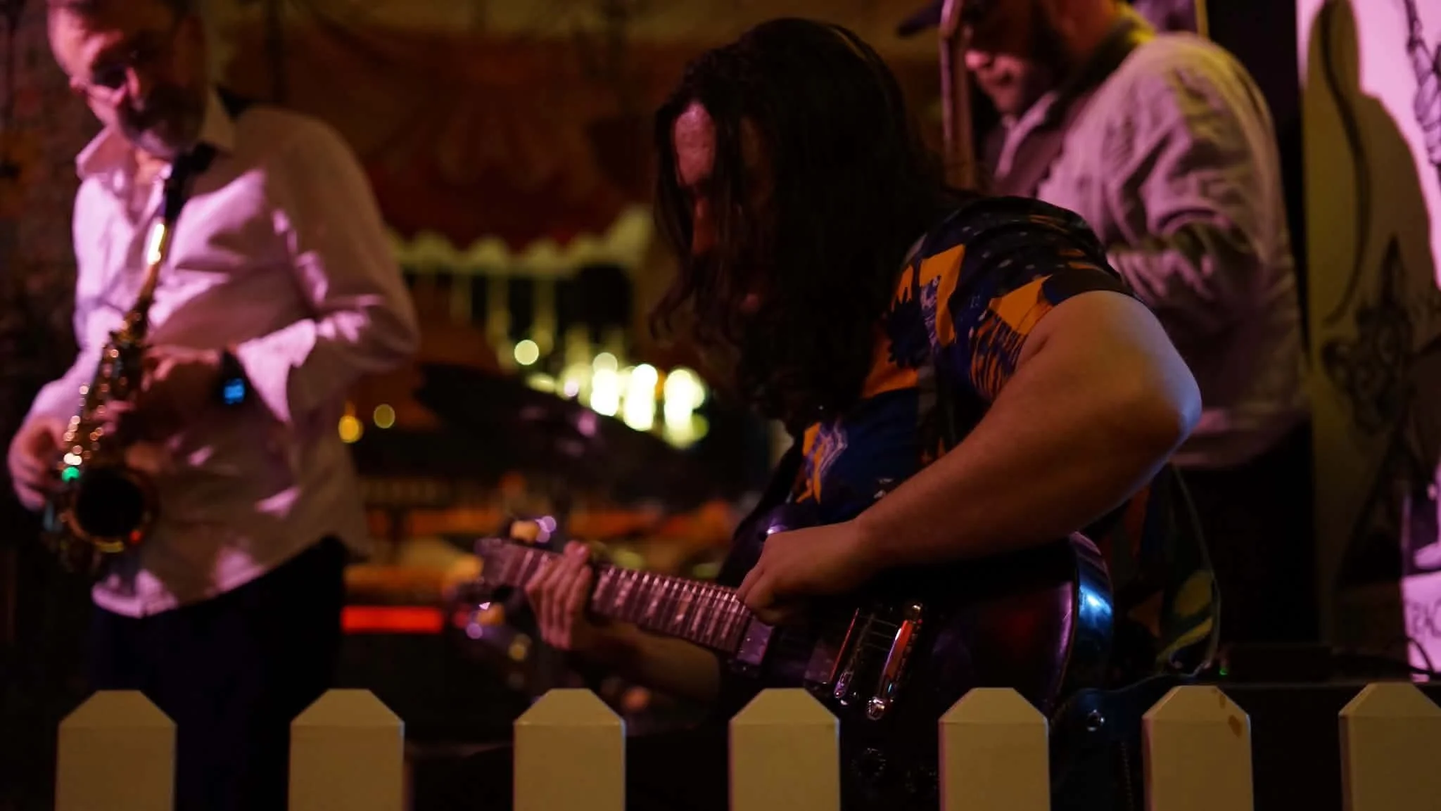 Jess Fox playing guitar at The Vault, Katoomba.