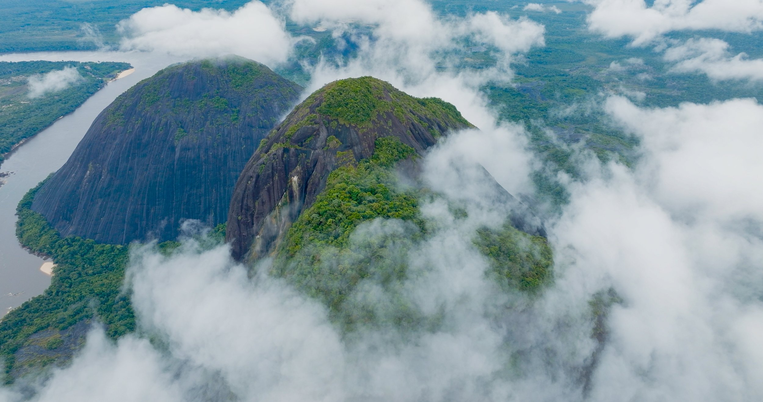 2.Cerros-rio.jpg