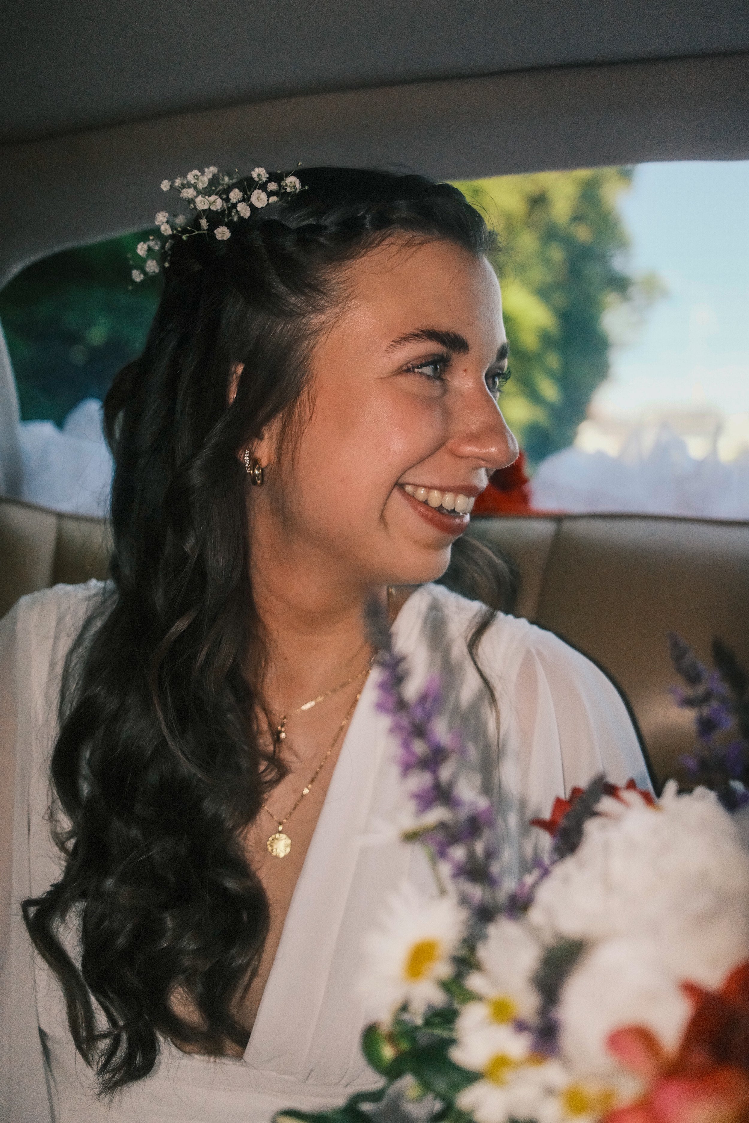 Portrait einer lächelnden Braut mit Blumen im Haar, Hochzeit in Leipzig