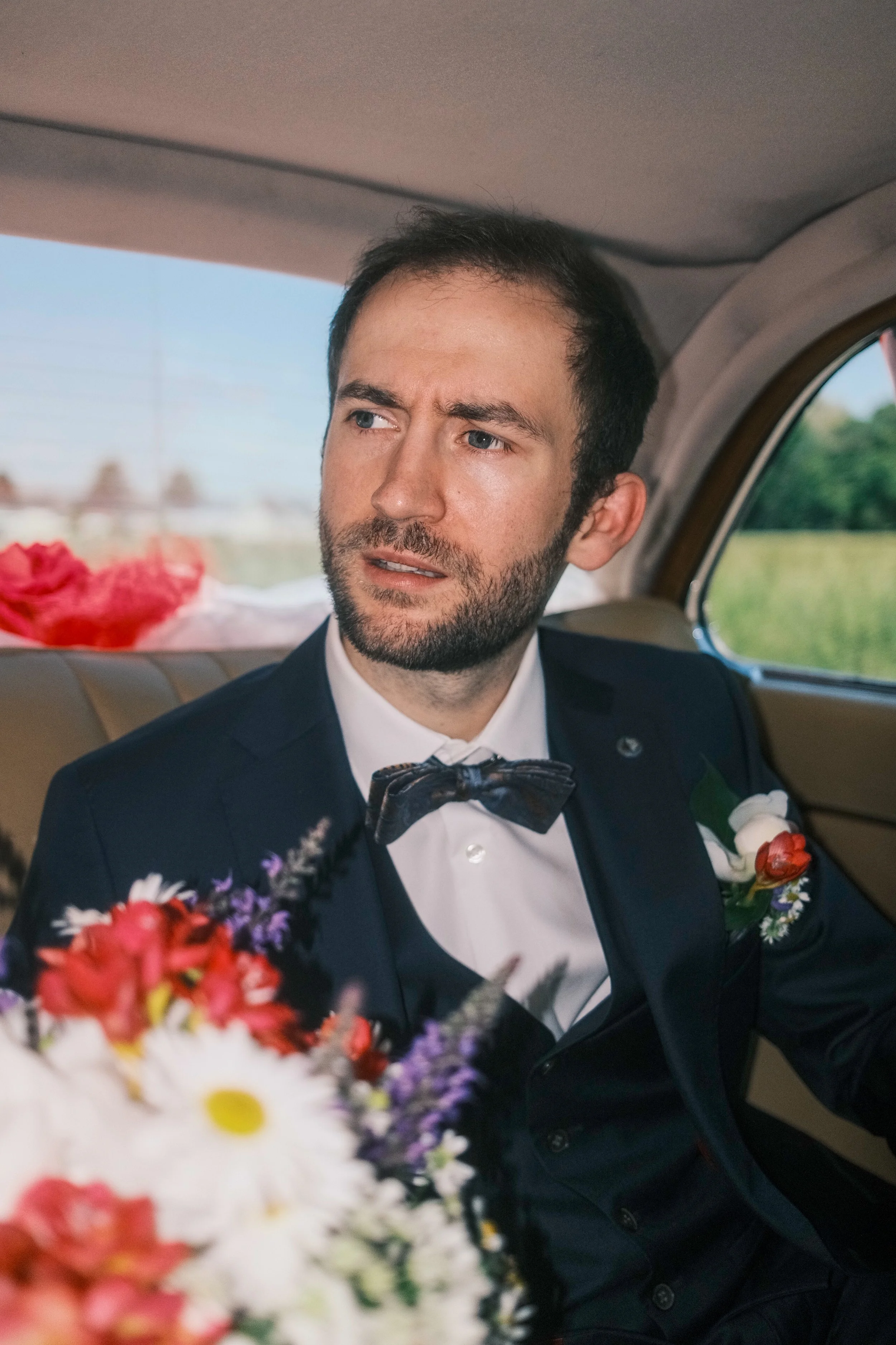 Bräutigam im Anzug auf dem Weg zur Hochzeit in Leipzig
